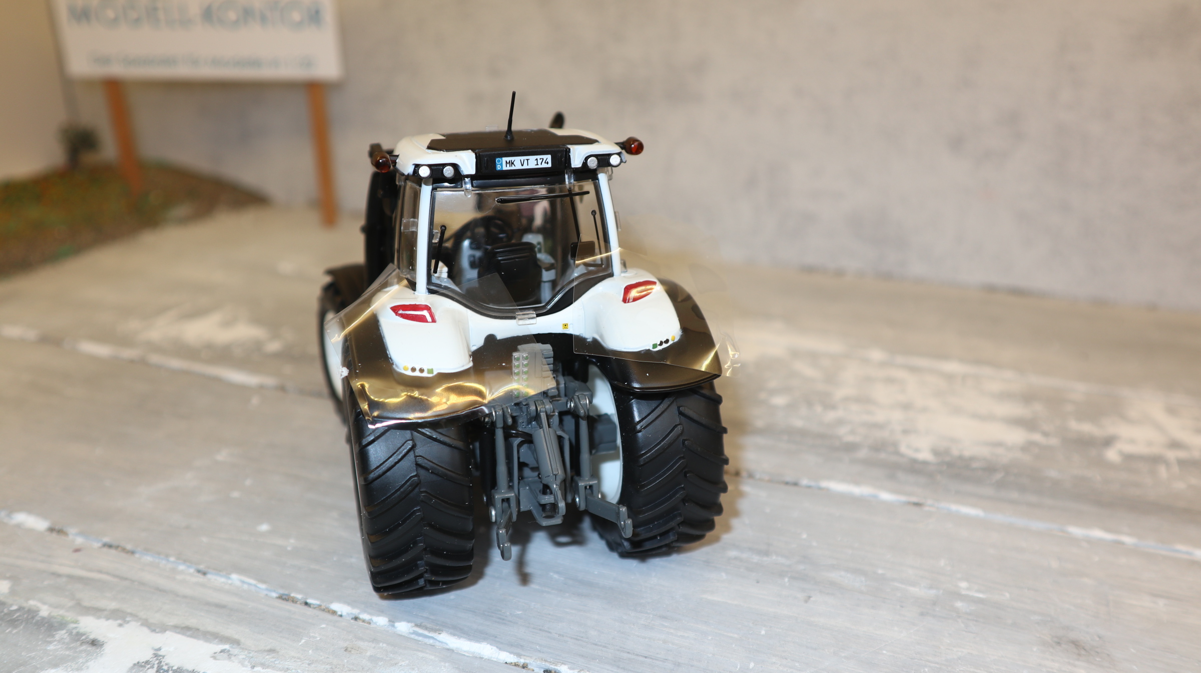 Wiking 077815 in 1:32, VALTRA T174 weiß mit Frontlader, NEU in OVP