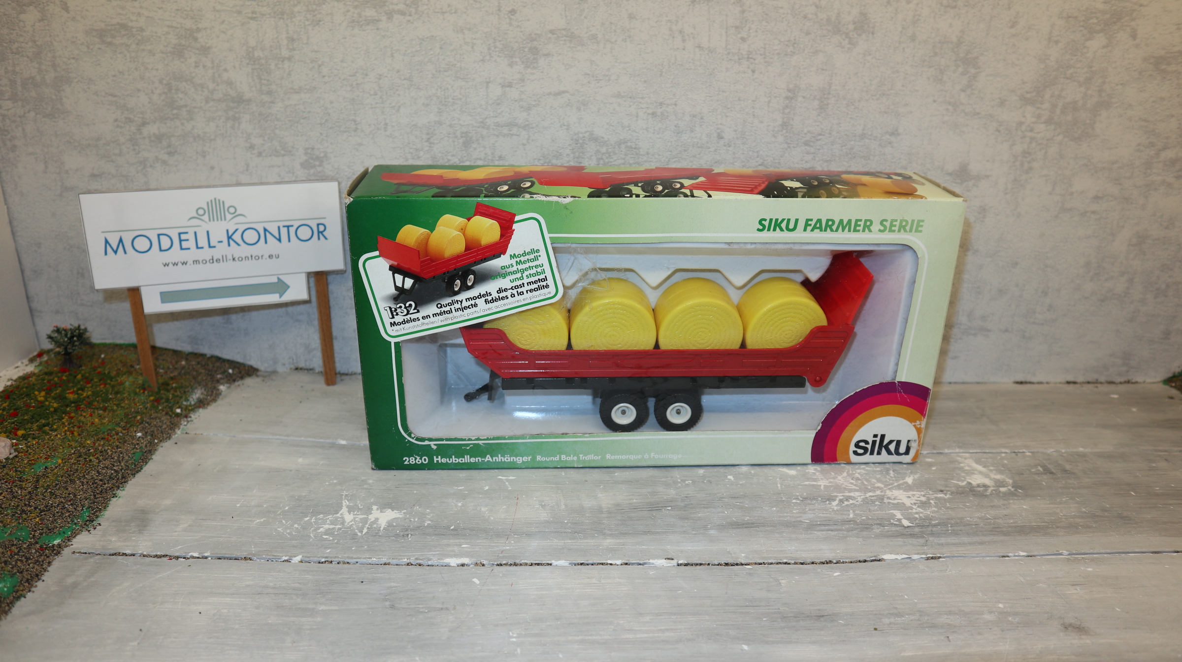 Siku 2860 in 1:32, Heuballen-Anhänger schwarz-rot, NEU in OVP
