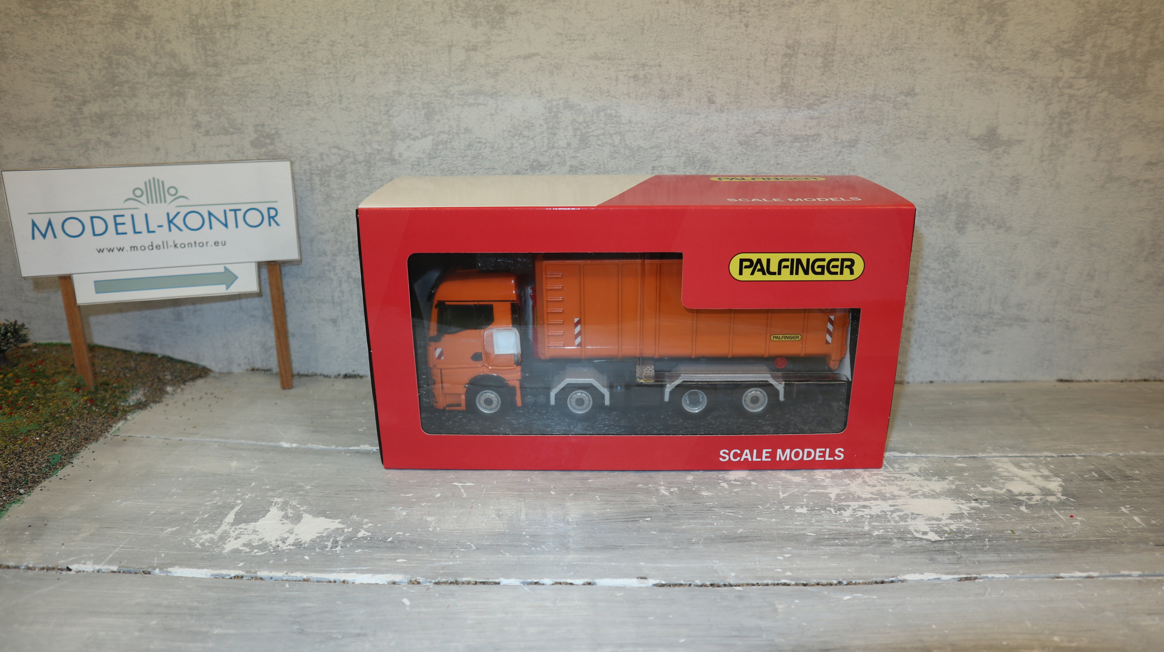 WSI 02-3791 in 1:50, MAN TGX 8x2 mit Palfinger Abroller und Container, NEU in OVP