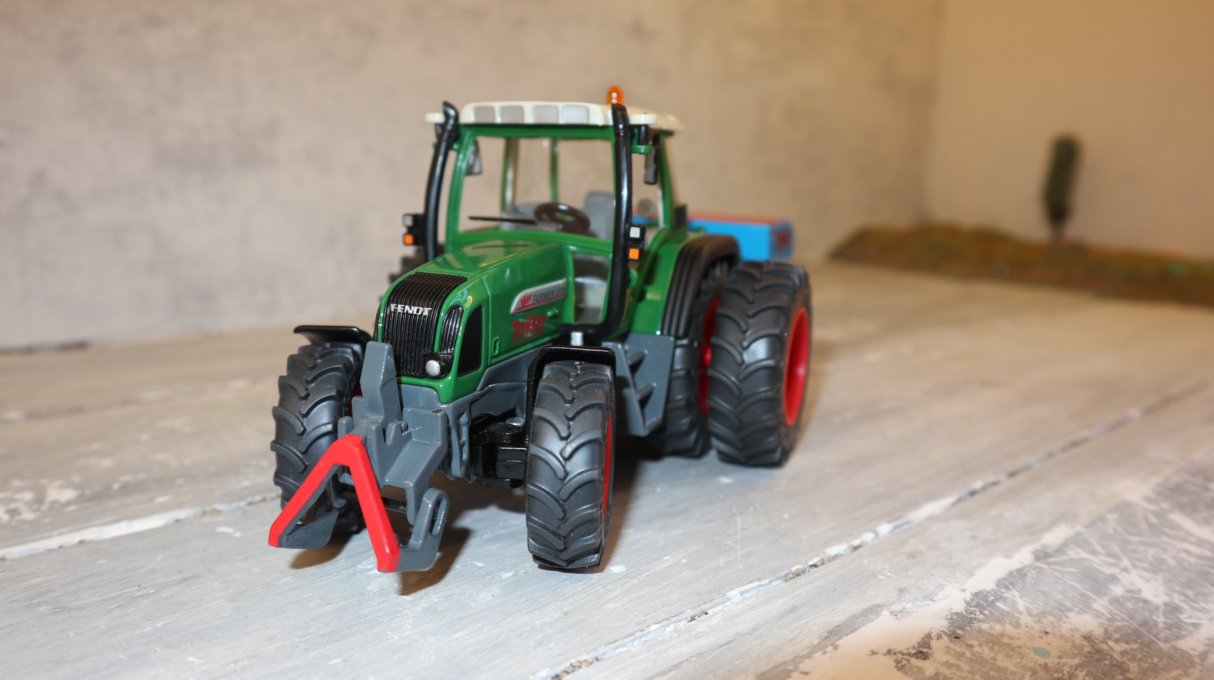 Siku 2968 in 1:32, Fendt 410 mit Streuer BLAU "Trekker&Werktuig NL aus 2003, NEU in OVP