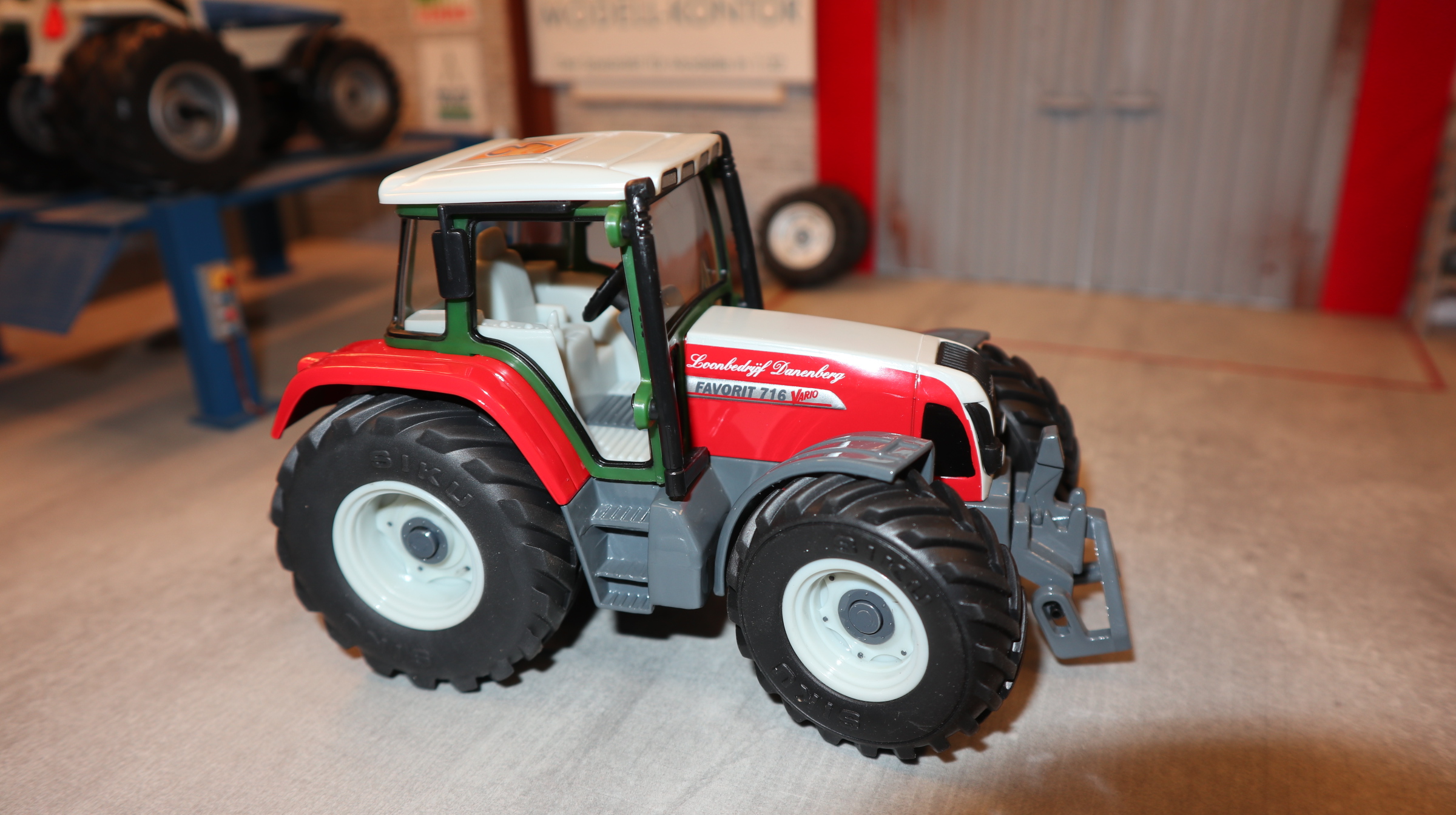 Siku 2965 in 1:32, Fendt 716 V.O.F. Lohnbetrieb Dannenberg NL, NEU in OVP