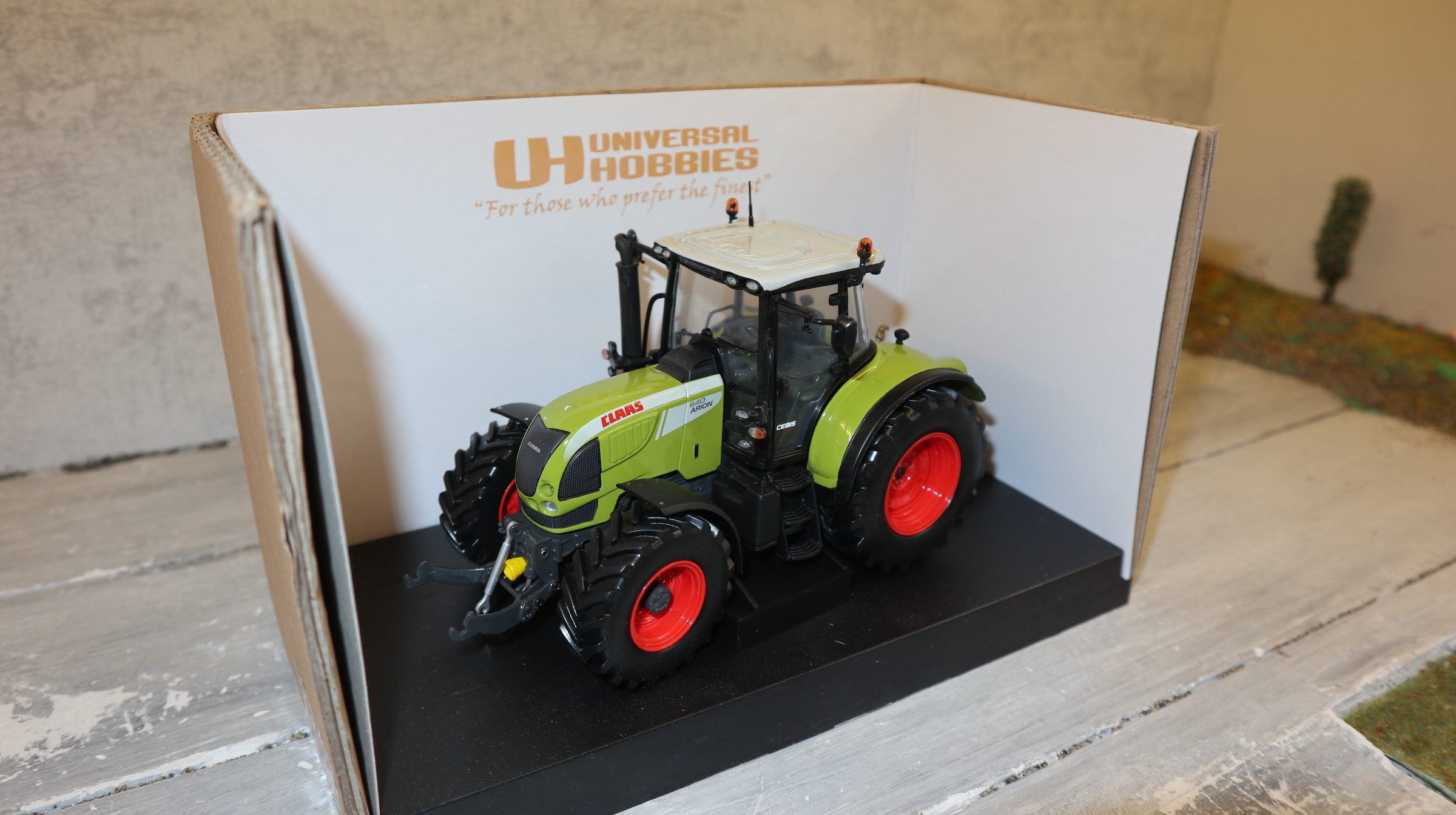 Universal Hobbies UH 2961 in 1:32, Claas Arion 640, NEU in OVP