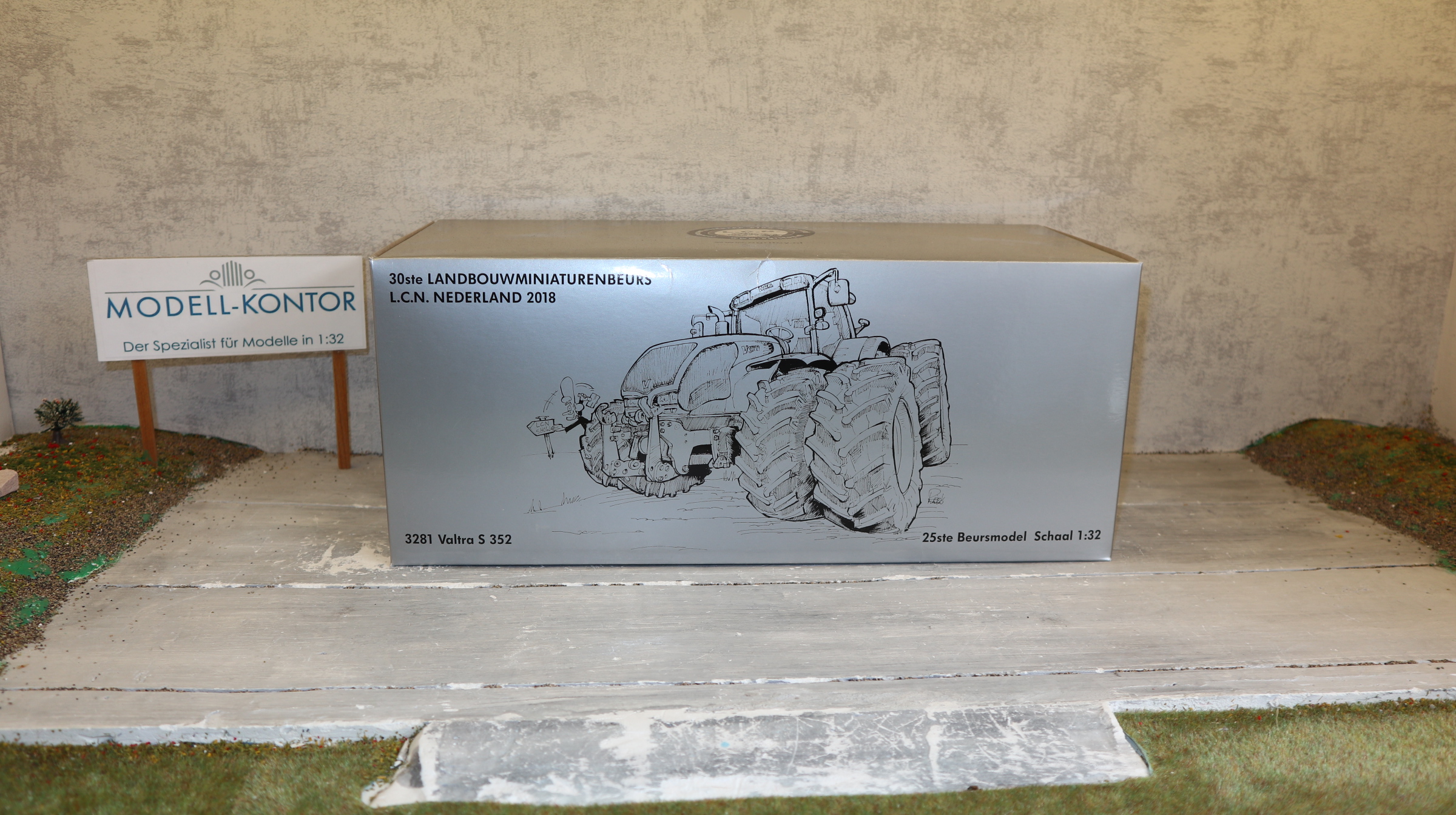 Siku 3281 in 1:32, Valtra S352 Silber LCN 2018 NEU in OVP