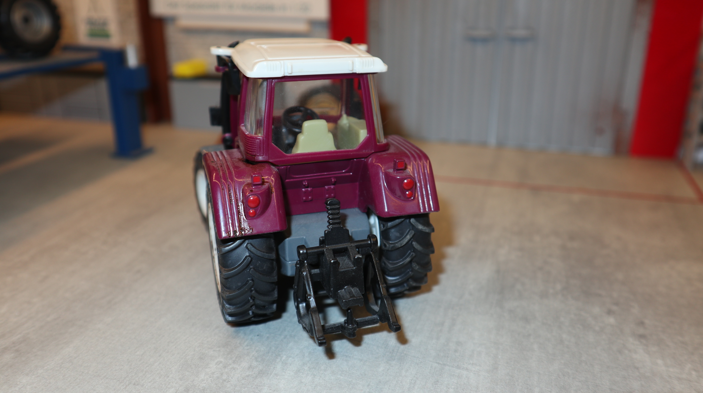 Siku 2968 in 1:32,  -  Sondermodell Fendt 409 bordauxrot aus 2003 - NEU in OVP