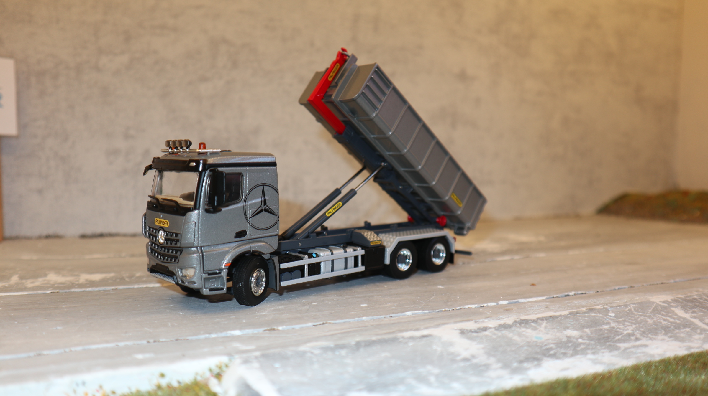 WSI 02-3792 in 1:50, MB Arocs MP4 6x4 silber Palfinger Abroller, NEU in OVP