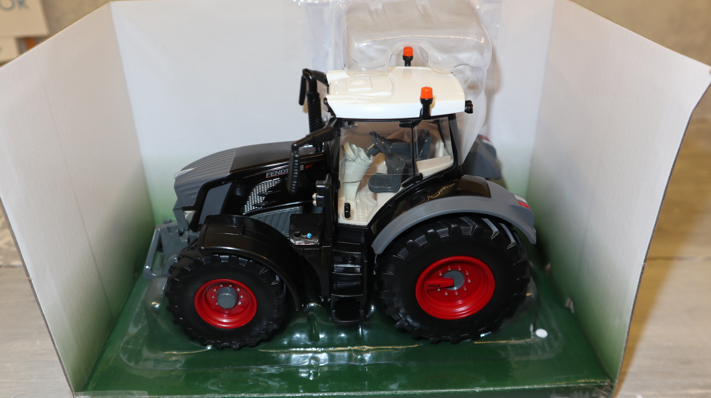 Britains 43432 in 1:32,  Fendt 826 Black Edition 2025, NEU in OVP