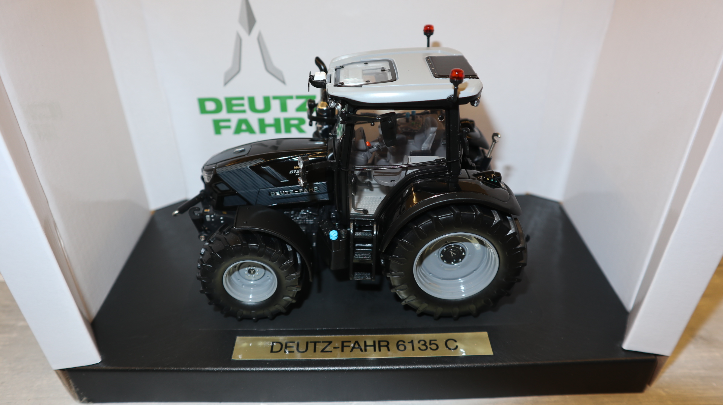Weise Toys 1087 in 1:32, Deutz 6135 C RVshift Warrior BLACK, NEU in OVP