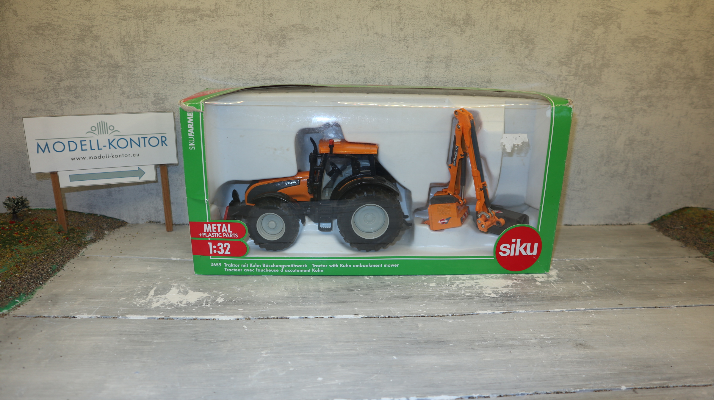 Siku 3659 in 1:32, Trecker mit Böschungsmäher, NEU in OVP