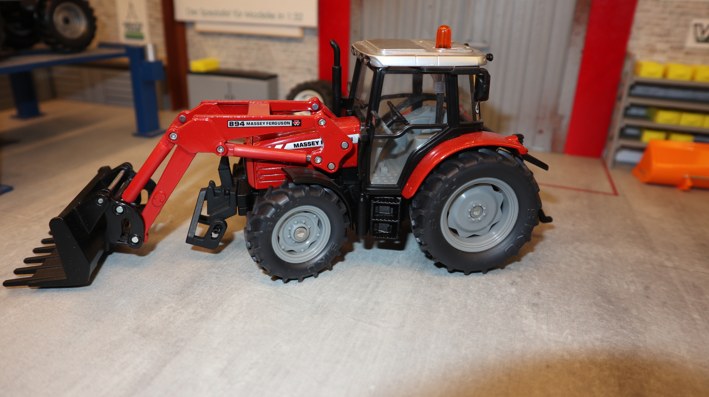 Siku 3653 in 1:32, Massey Ferguson mit Frontlader, NEU in OVP