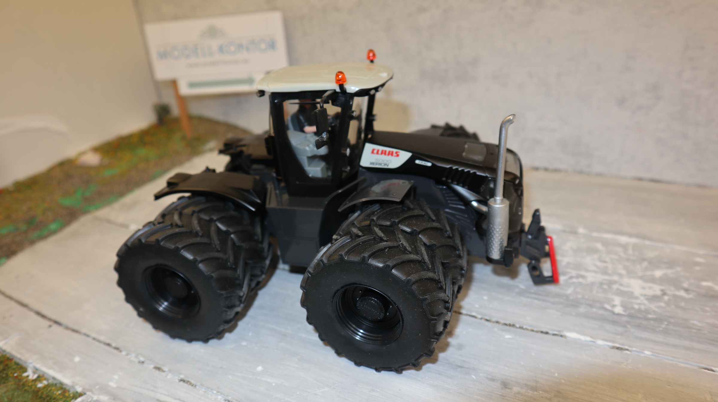Siku 8517 in 1:32, Claas Xerion 5000 BLACKLINE Doppelbereift,  NEU ohne OVP