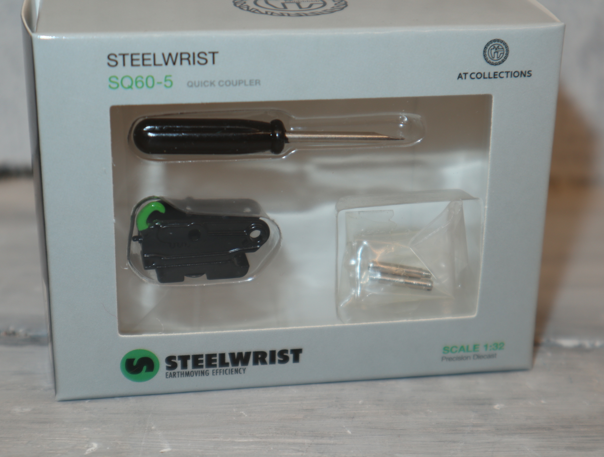 AT Collections AT3200108 in 1:32  Steelwrist SQ60 Adapter fest, für Anbaugeräte für Bagger NEU in OVP