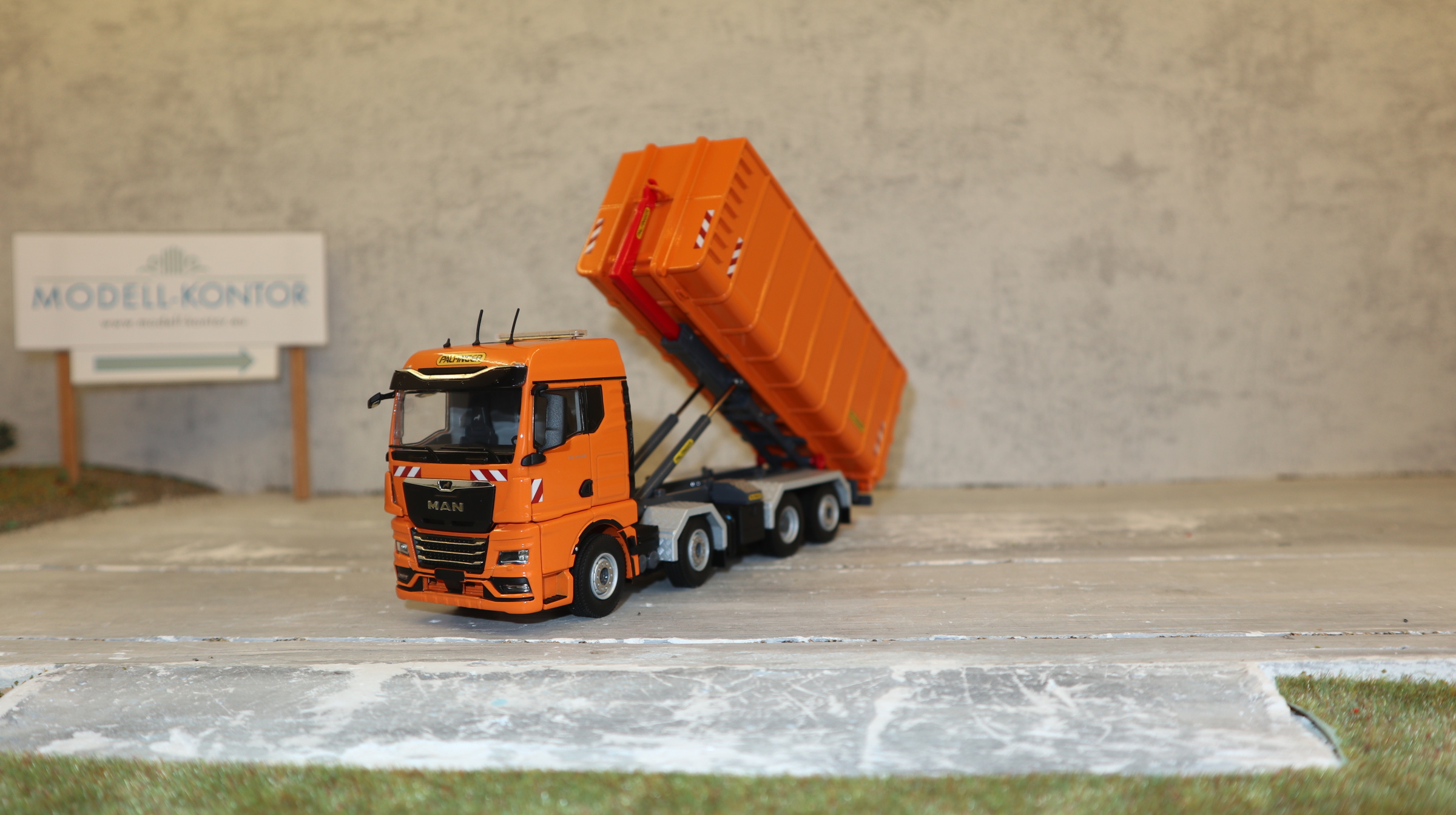 WSI 02-3791 in 1:50, MAN TGX 8x2 mit Palfinger Abroller und Container, NEU in OVP