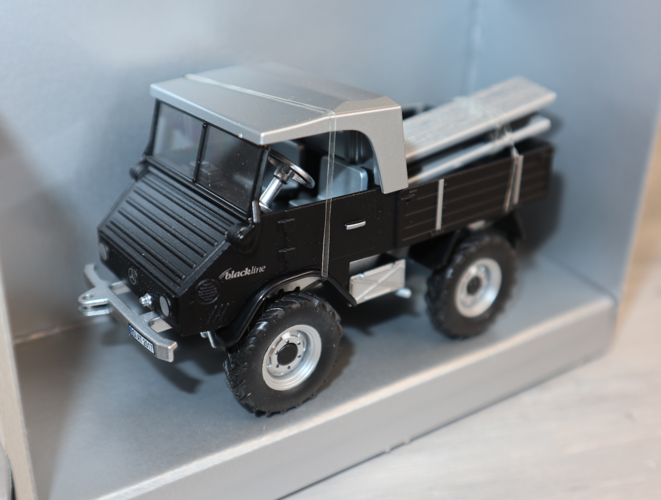 Siku 3450 in 1:32 Unimog 411 Sondermodell Blackline in OVP