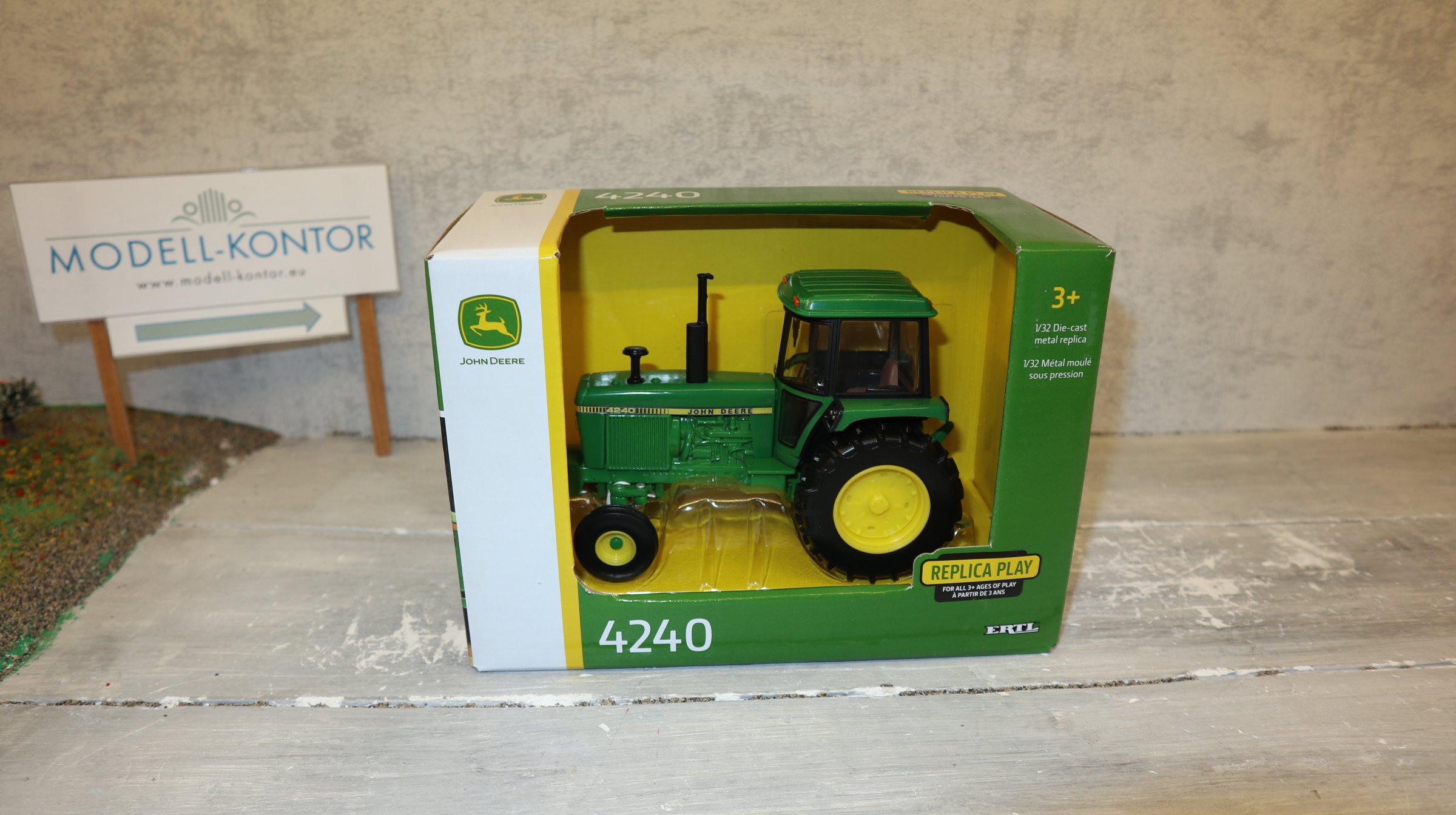 Ertl Britains 45921 in 1:32, John Deere 4240 2wd, USA-Modell, NEU in OVP