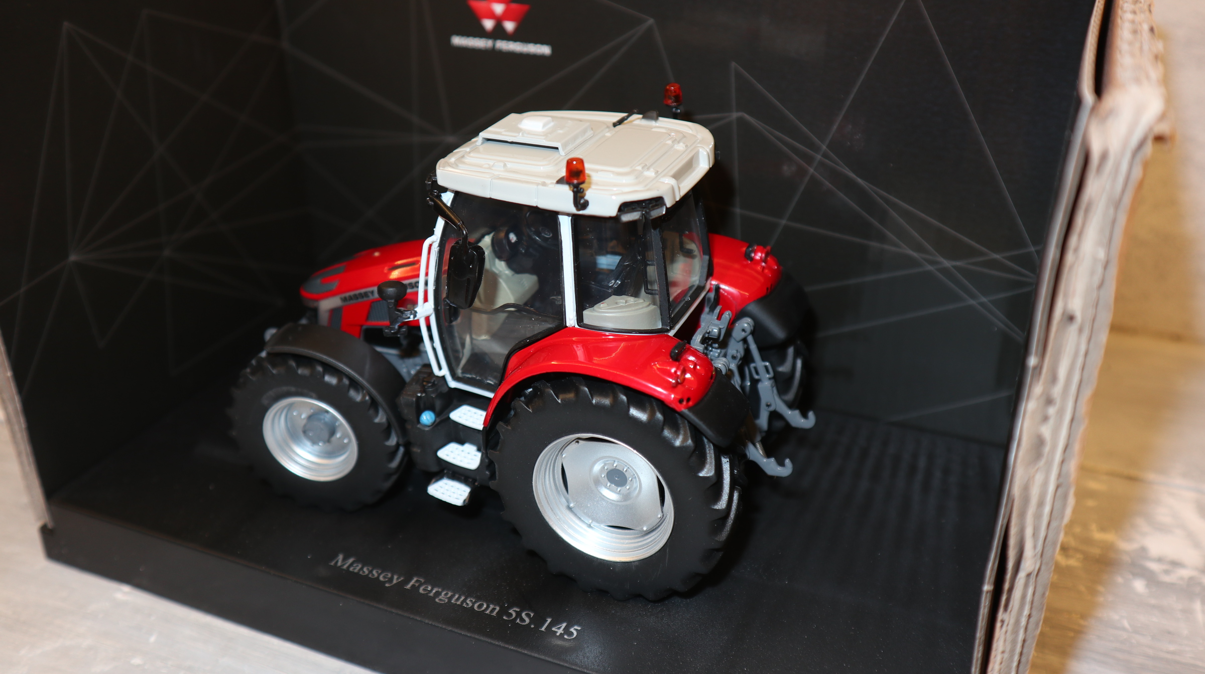 Universal Hobbies UH 6304 in 1:32,  Massey Ferguson 5S.145,  NEU in OVP