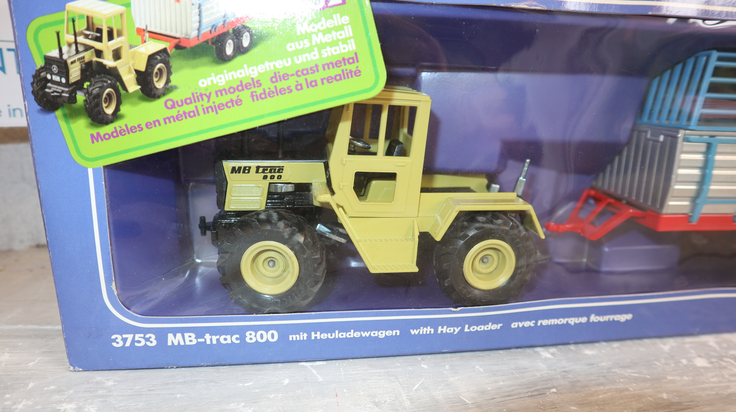 Siku 3753 in 1:32,  MB-Trac 800 mit Heuladewagen,  NEU in OVP