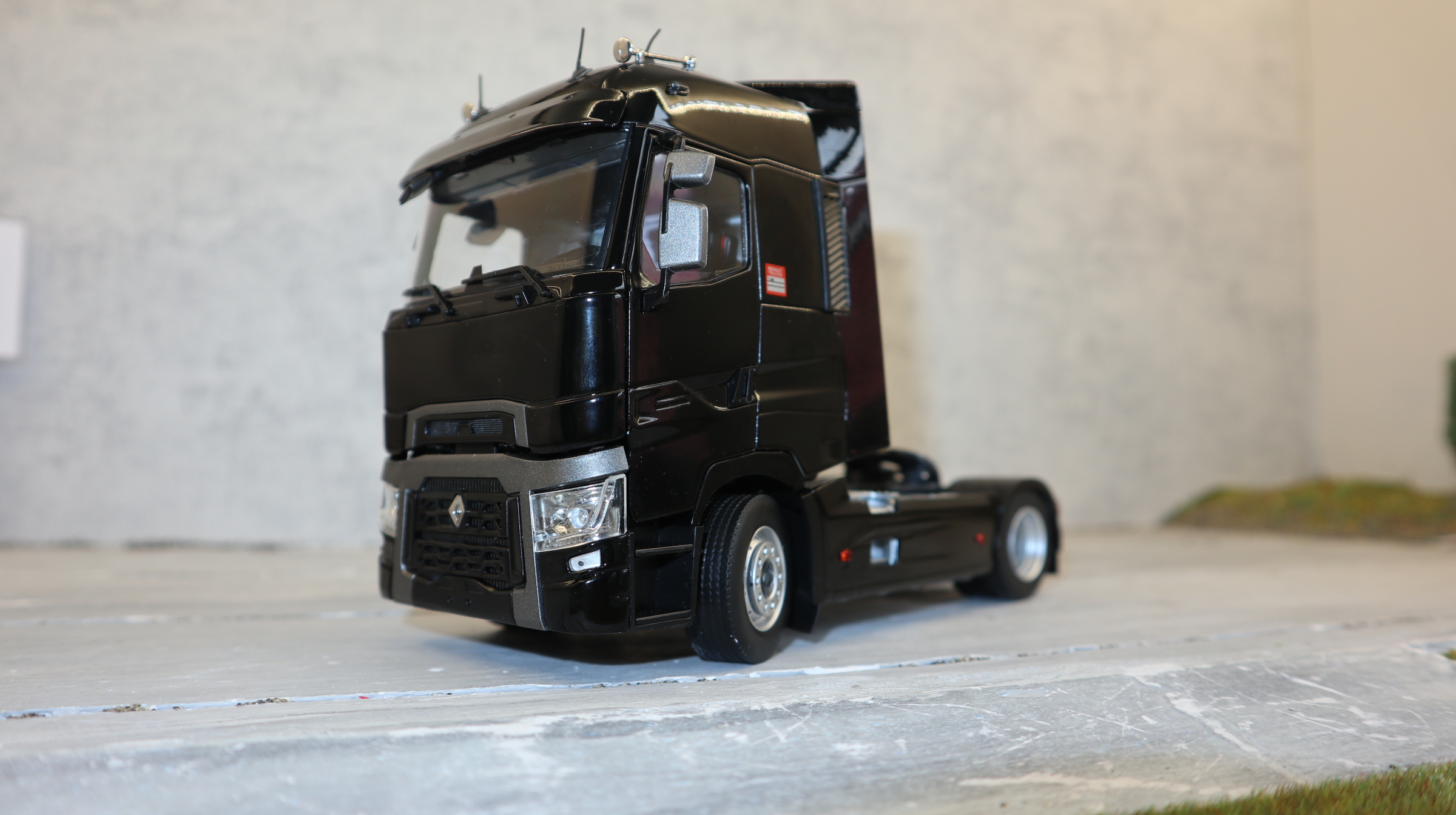 MarGe 2205-02 in 1:32,  RENAULT T 4x2 in schwarz als SZM, NEU in OVP