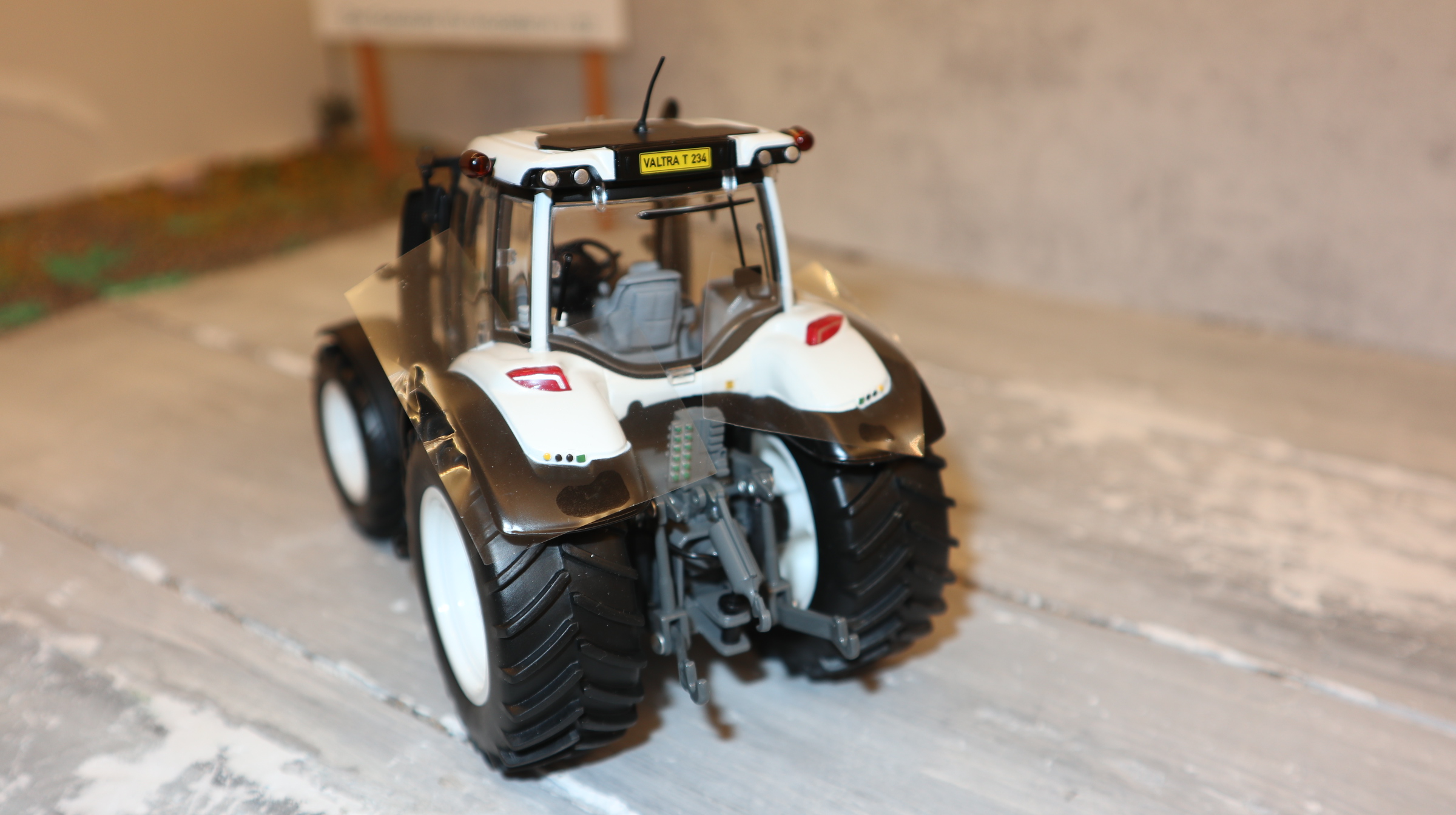 Wiking 42701991 in 1:32,  Valtra T234 weiß, Sondermodell von Valtra, NEU in OVP