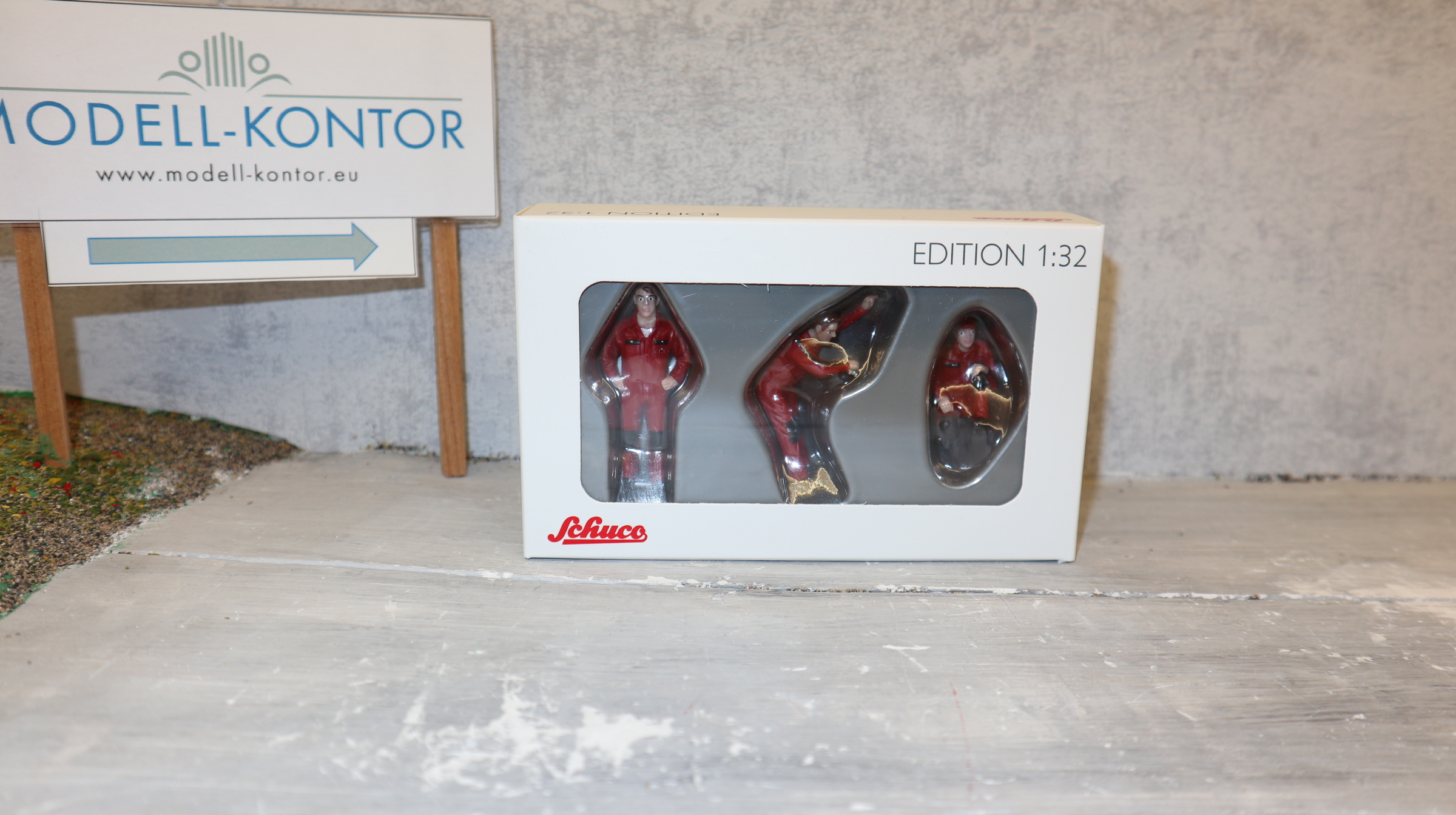 Schuco 7880 in 1:32, 3x Mechaniker in ROT "IHC" , NEU in OVP