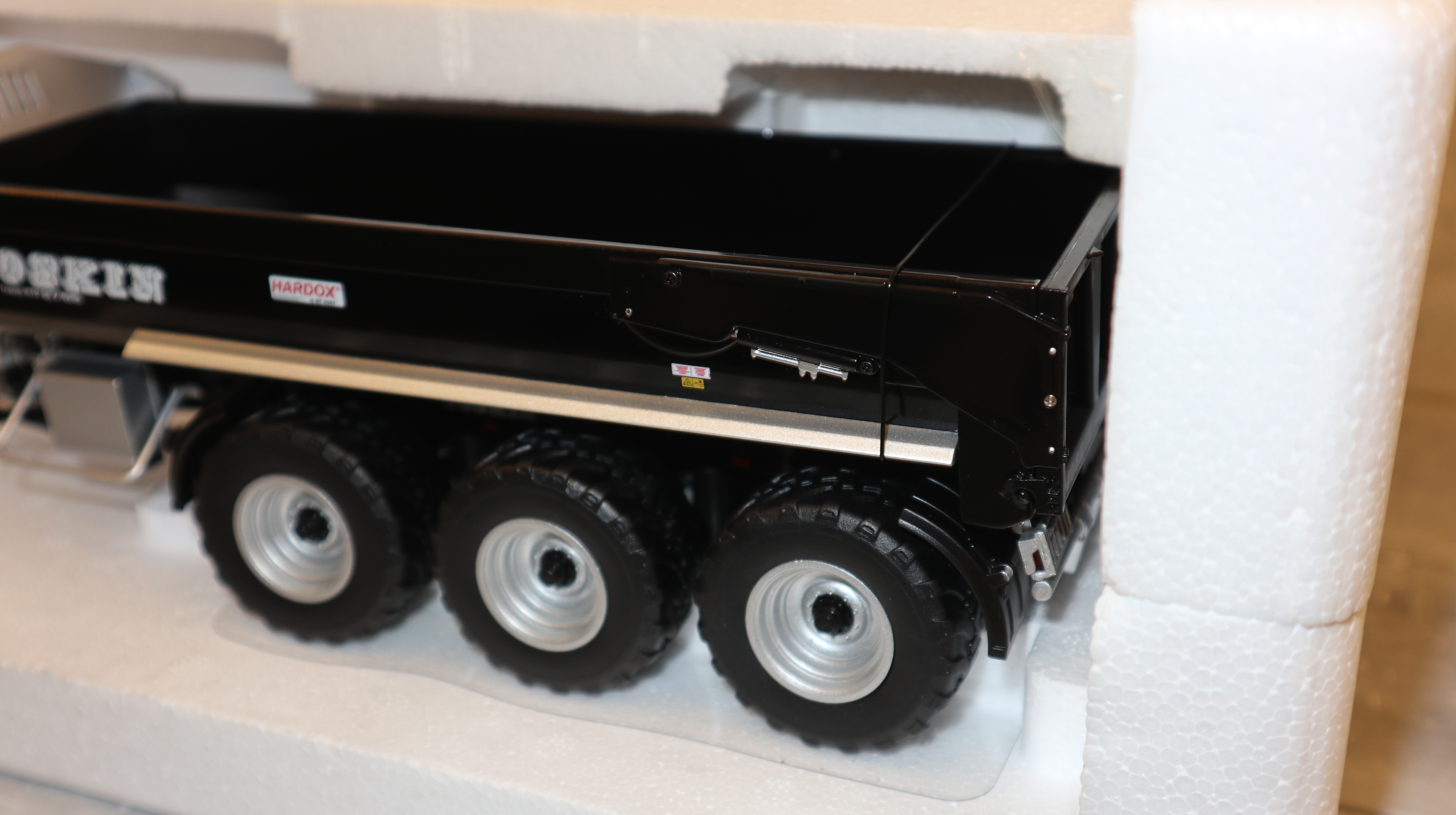 Universal Hobbies UH 6798 in 1:32, Joskin Trans-KTP 27-65, Black Edition,  NEU in OVP
