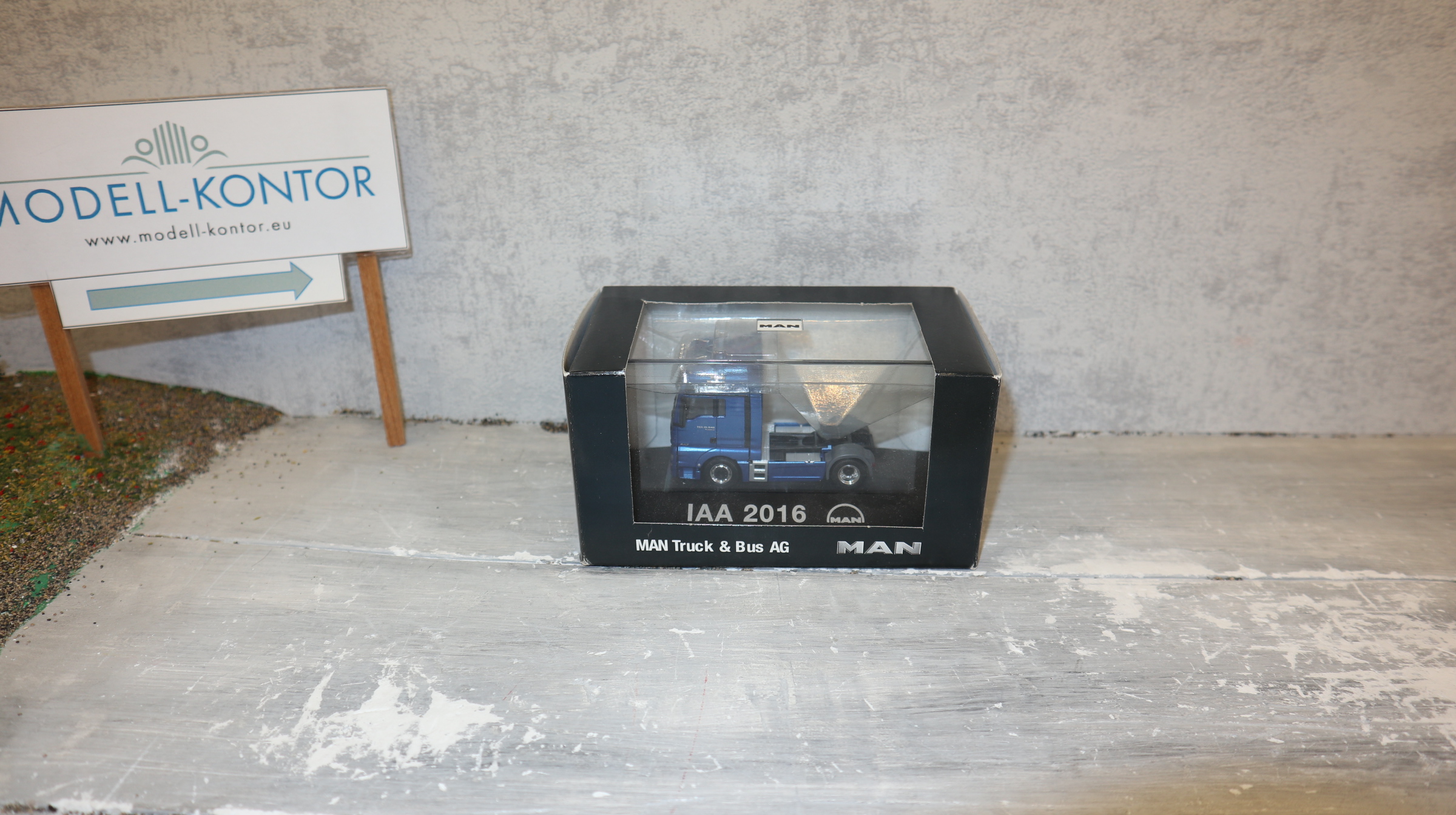 Herpa 1:87, MAN TGX XXL SZM Sondermodell IAA 2016 blaumetallic. NEU in OVP
