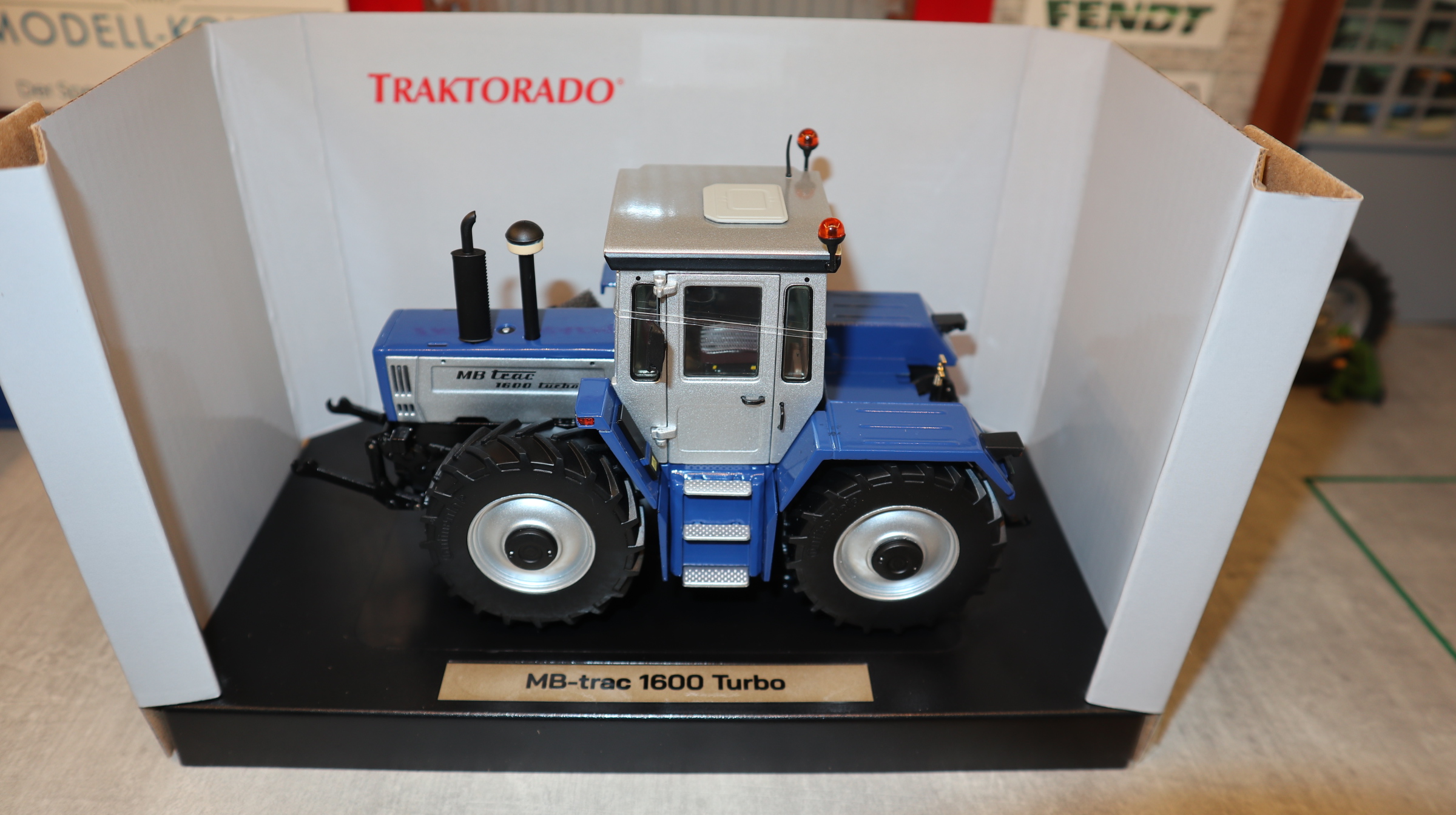 Weise Toys 2083 in 1:32, MB-Trac 1600 silber-blau,  TRAKTORADO 2026,  NEU in OVP