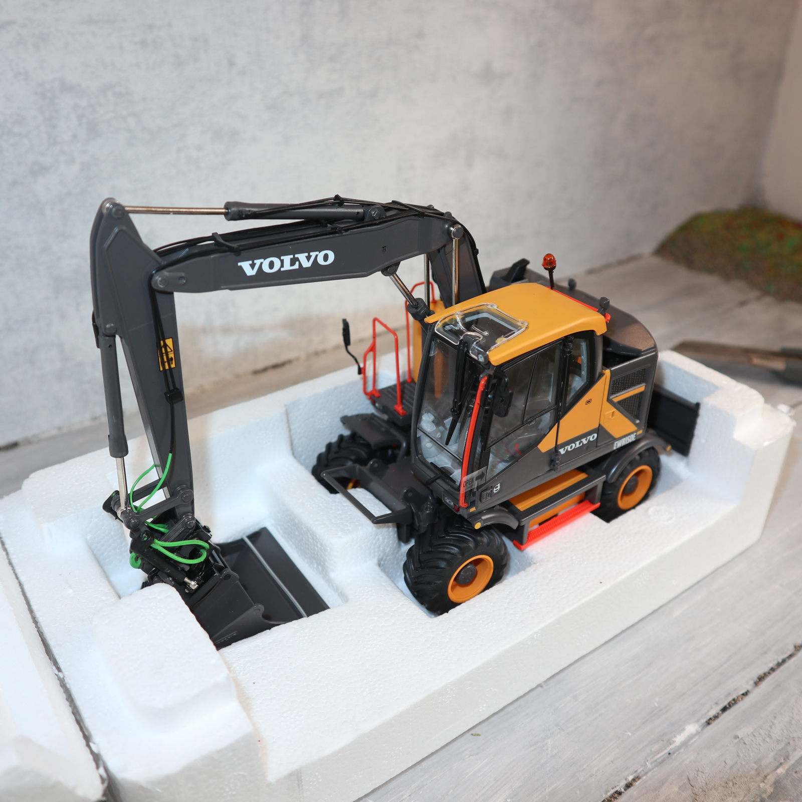 AT Collections AT3200100 in 1:32  VOLVO EWR150E Radbagger mit Nokian Breitreifen NEU in OVP