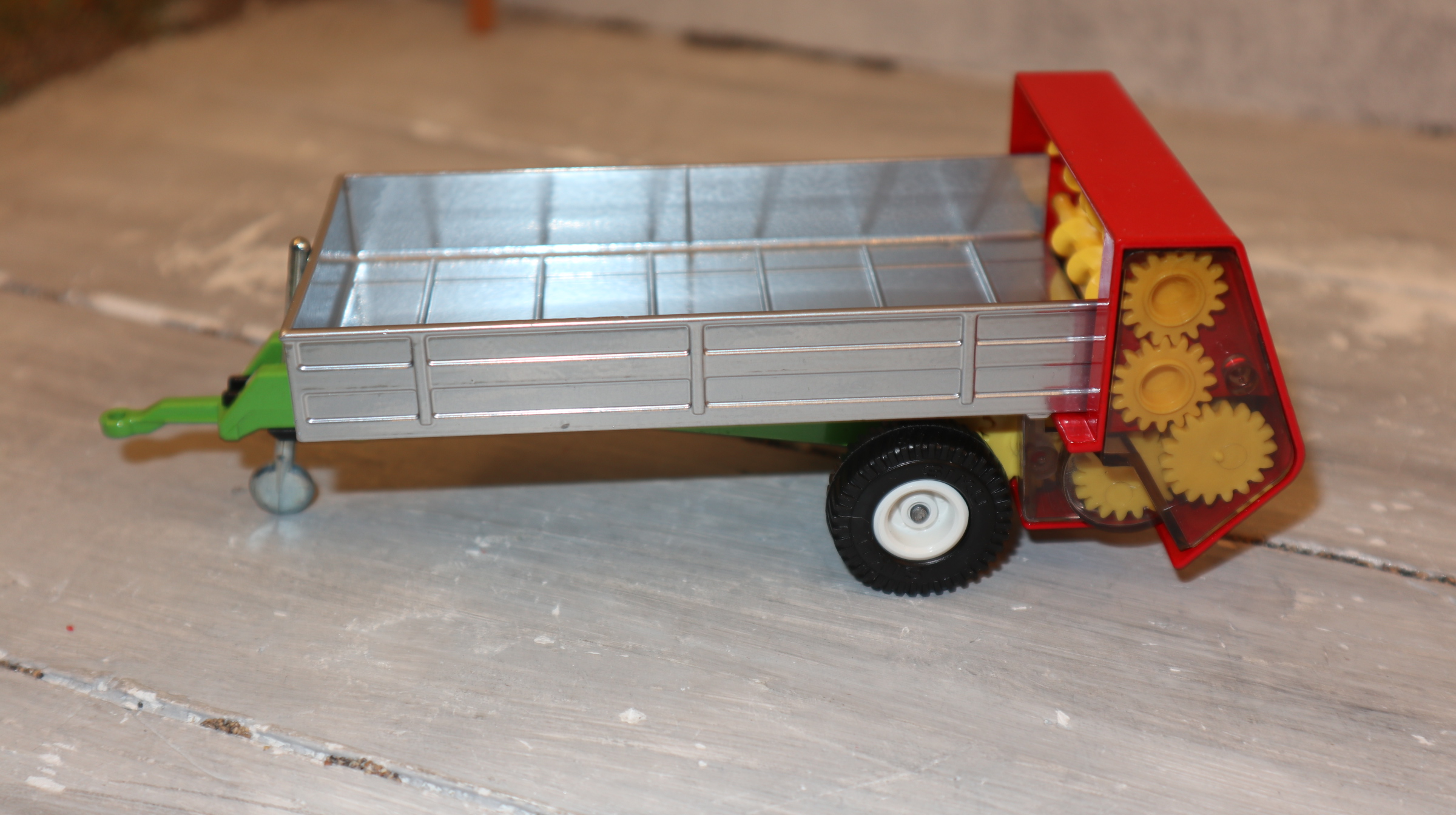 Siku 2553 in 1:32, Dungstreuer silber mit weißen Felgen, NEU in OVP
