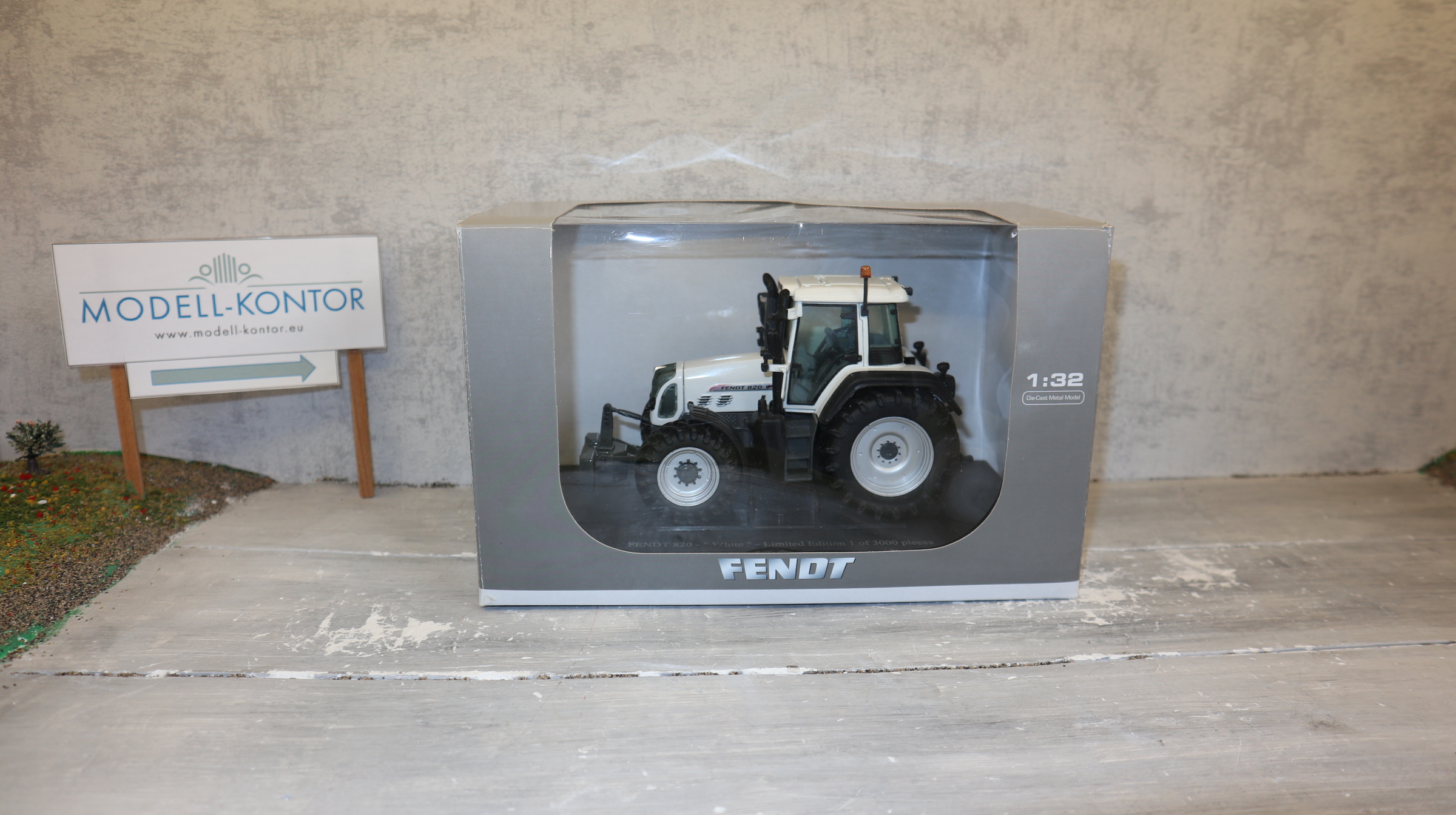 Universal Hobbies UH 4035 in 1:32,  Fendt 820 WHITE,  nur 3000 Stück,  Neu in OVP