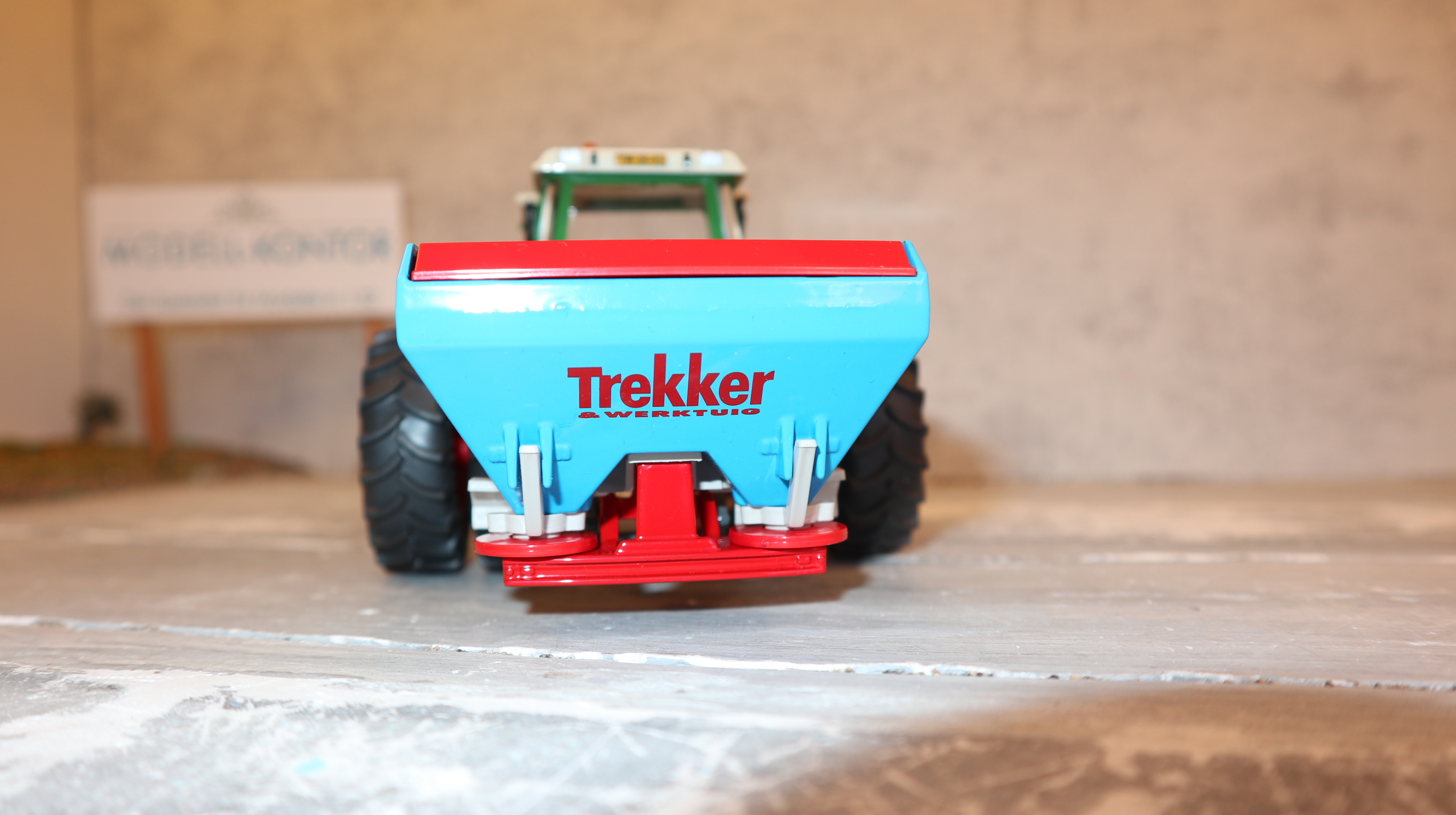 Siku 2968 in 1:32, Fendt 410 mit Streuer BLAU "Trekker&Werktuig NL aus 2003, NEU in OVP