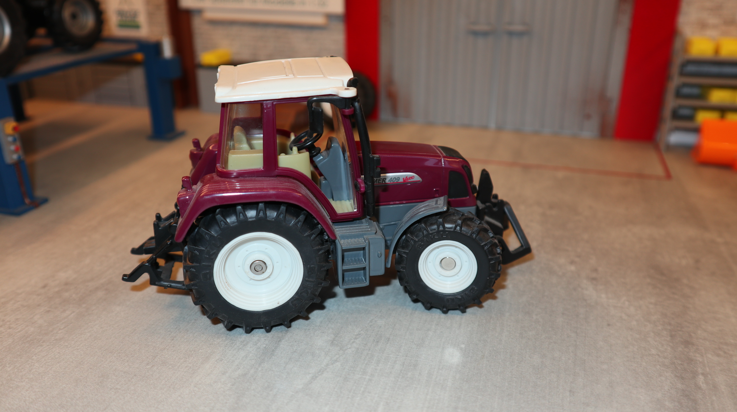 Siku 2968 in 1:32,  -  Sondermodell Fendt 409 bordauxrot aus 2003 - NEU in OVP