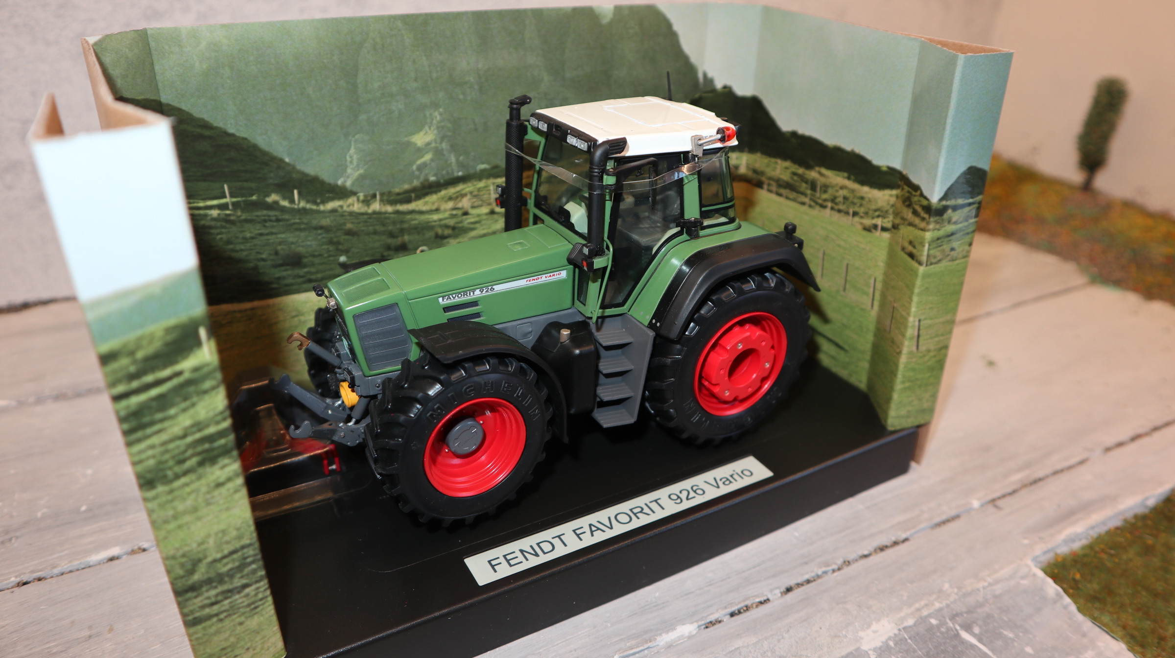 Weise Toys 1025 in 1:32, Fendt Favorit 926 (1.Generation), NEU in OVP