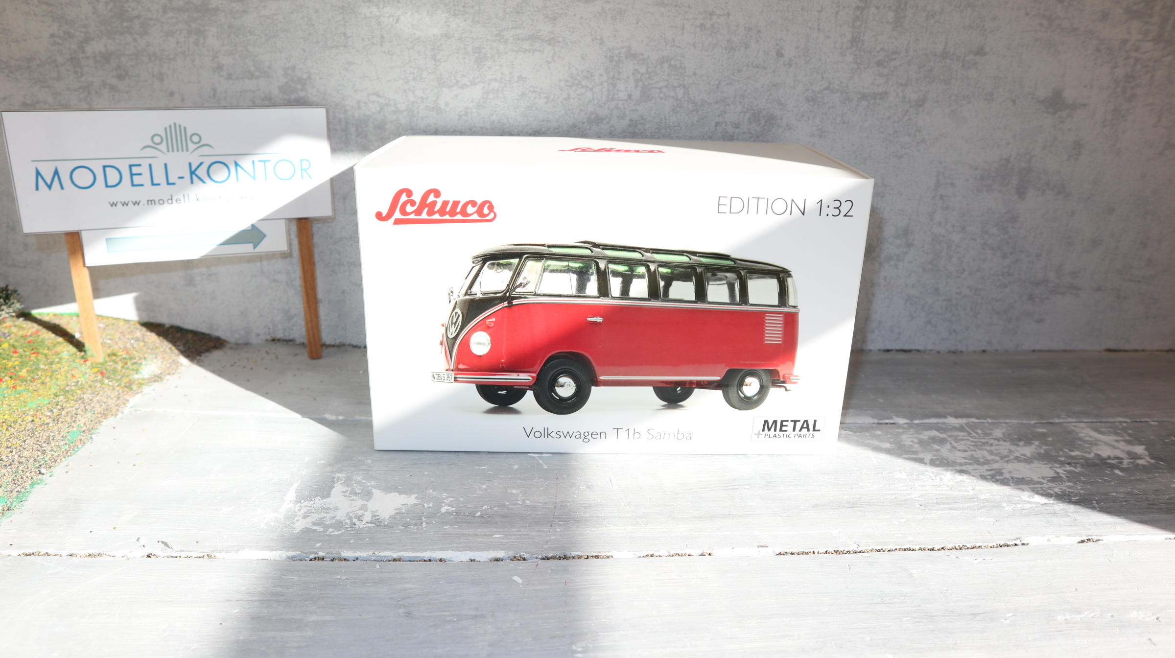 Schuco 7857 in 1:32, VW T1 Samba-Bus rot-schwarz, NEU in OVP