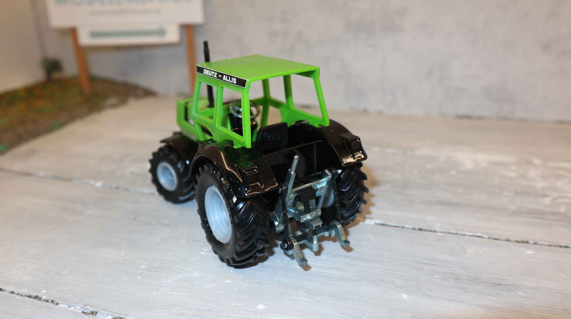 Siku 2850 in 1:32, Deutz-Fahr 7085, Sondermodell USA als DEUTZ-ALLIS, NEU in OVP