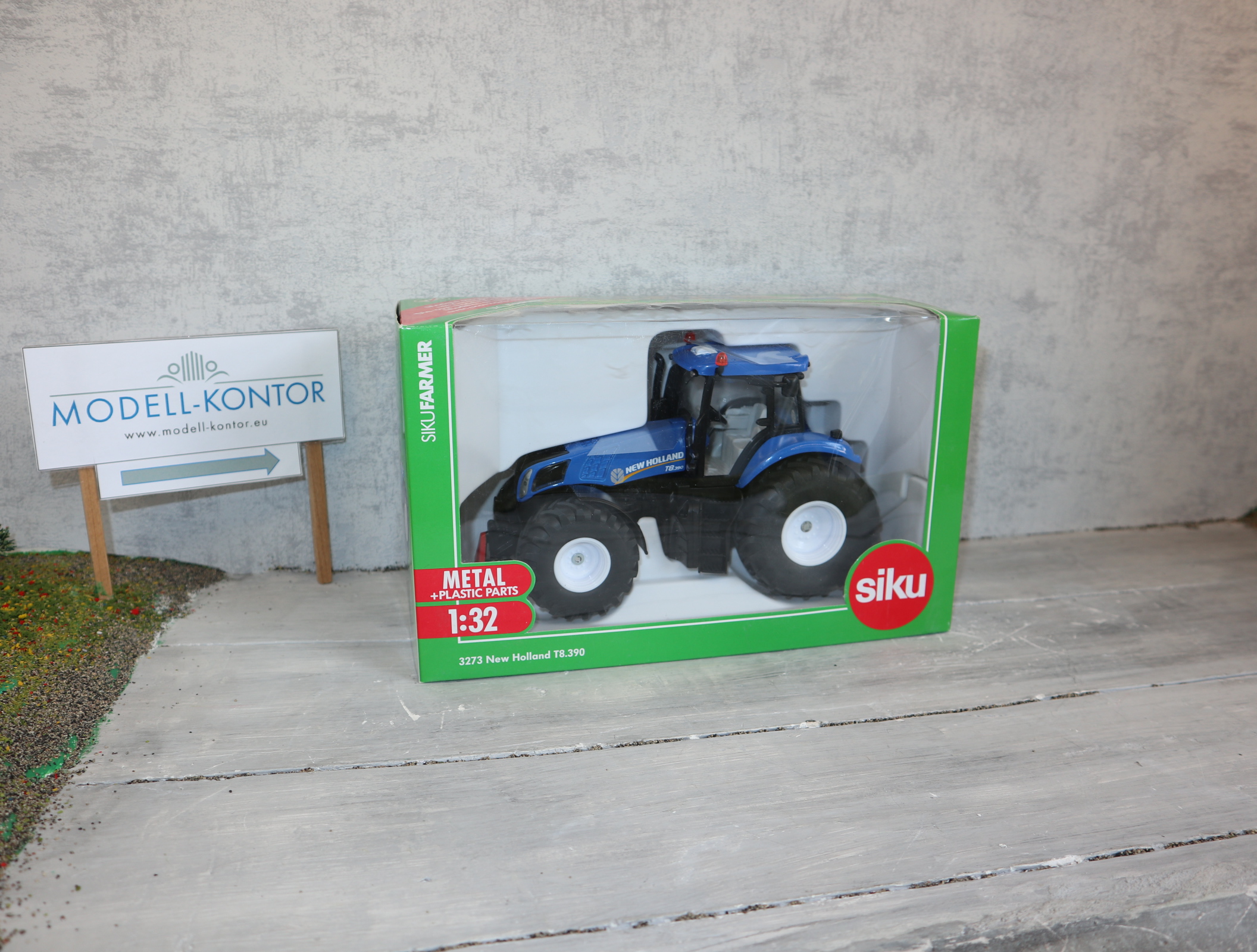 Siku 3273 in 1:32,  New Holland T8.390, NEU in OVP