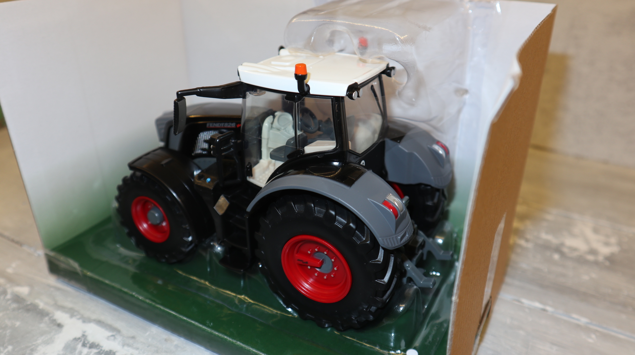 Britains 43432 in 1:32,  Fendt 826 Black Edition 2025, NEU in OVP