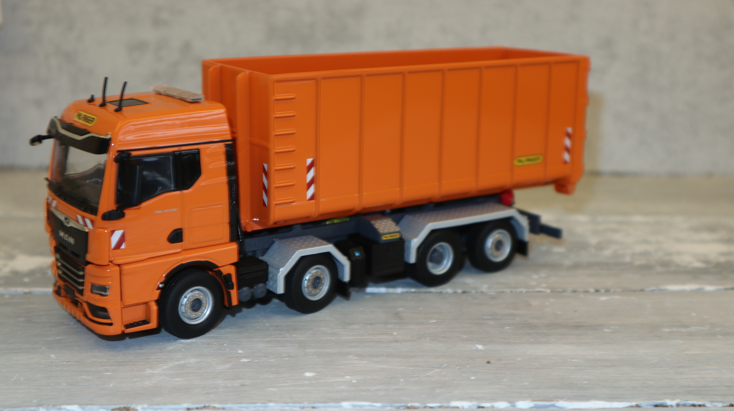 WSI 02-3791 in 1:50, MAN TGX 8x2 mit Palfinger Abroller und Container, NEU in OVP