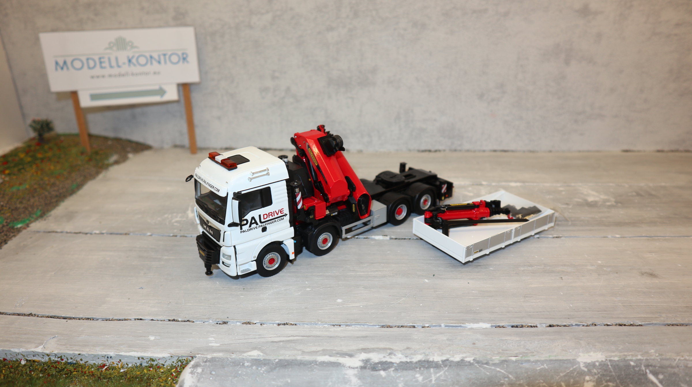 WSI 02-2945 in 1:50, MAN TGX 8x4 + Palfinger PK 165.002 TEC, NEU in OVP