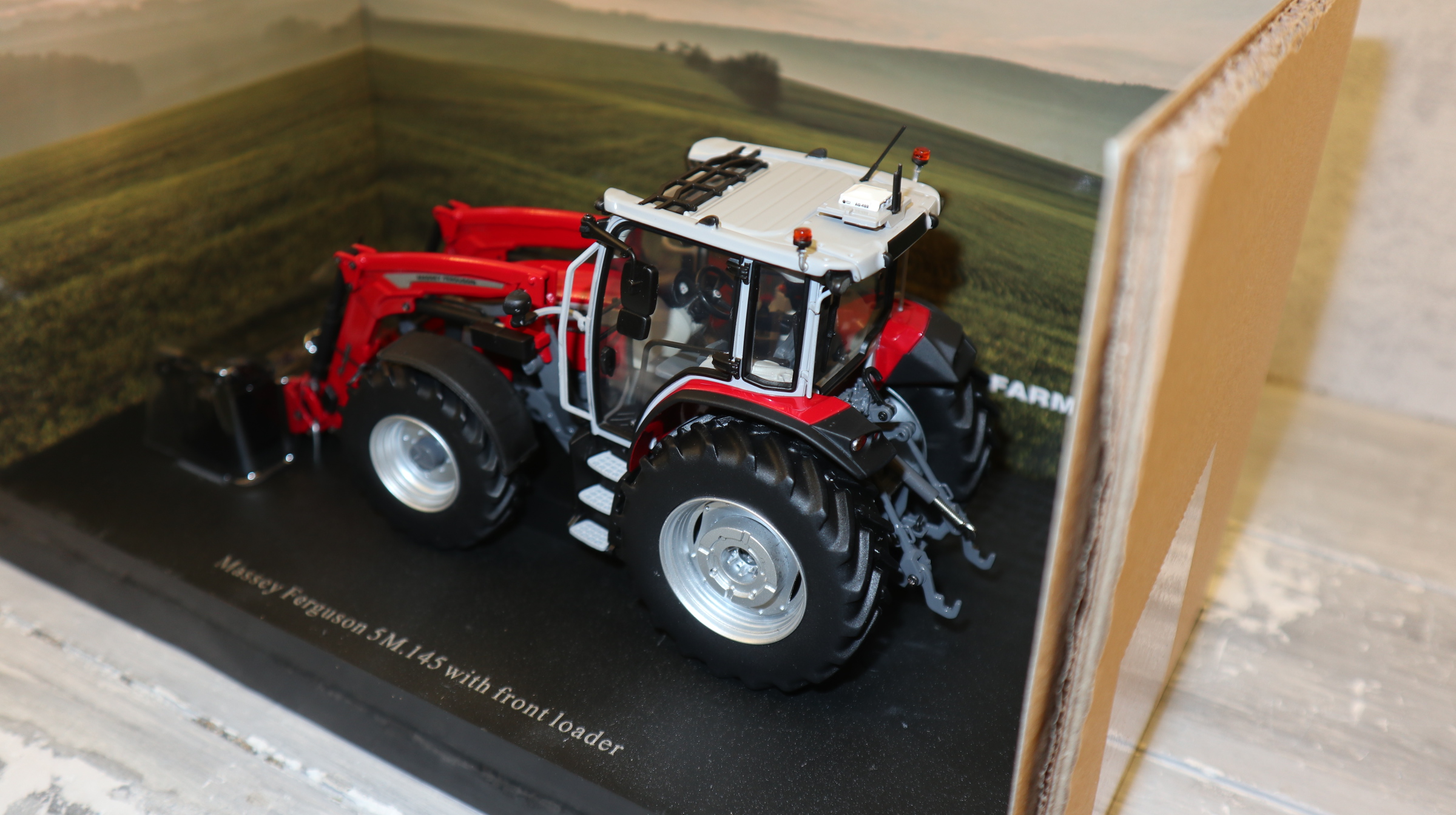 Universal Hobbies UH 6784 in 1:32,  Massey Ferguson 5M.145 mit Frontlader,  NEU in OVP
