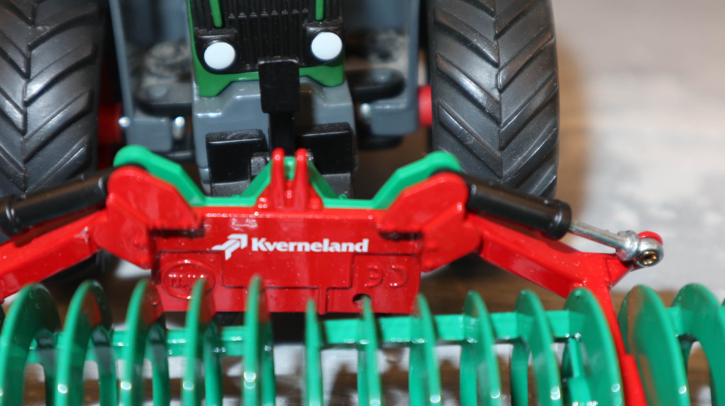 Siku 2052 in 1:32 Frontpacker KVERNELAND grün-rot, Sondermodell , NEU in OVP