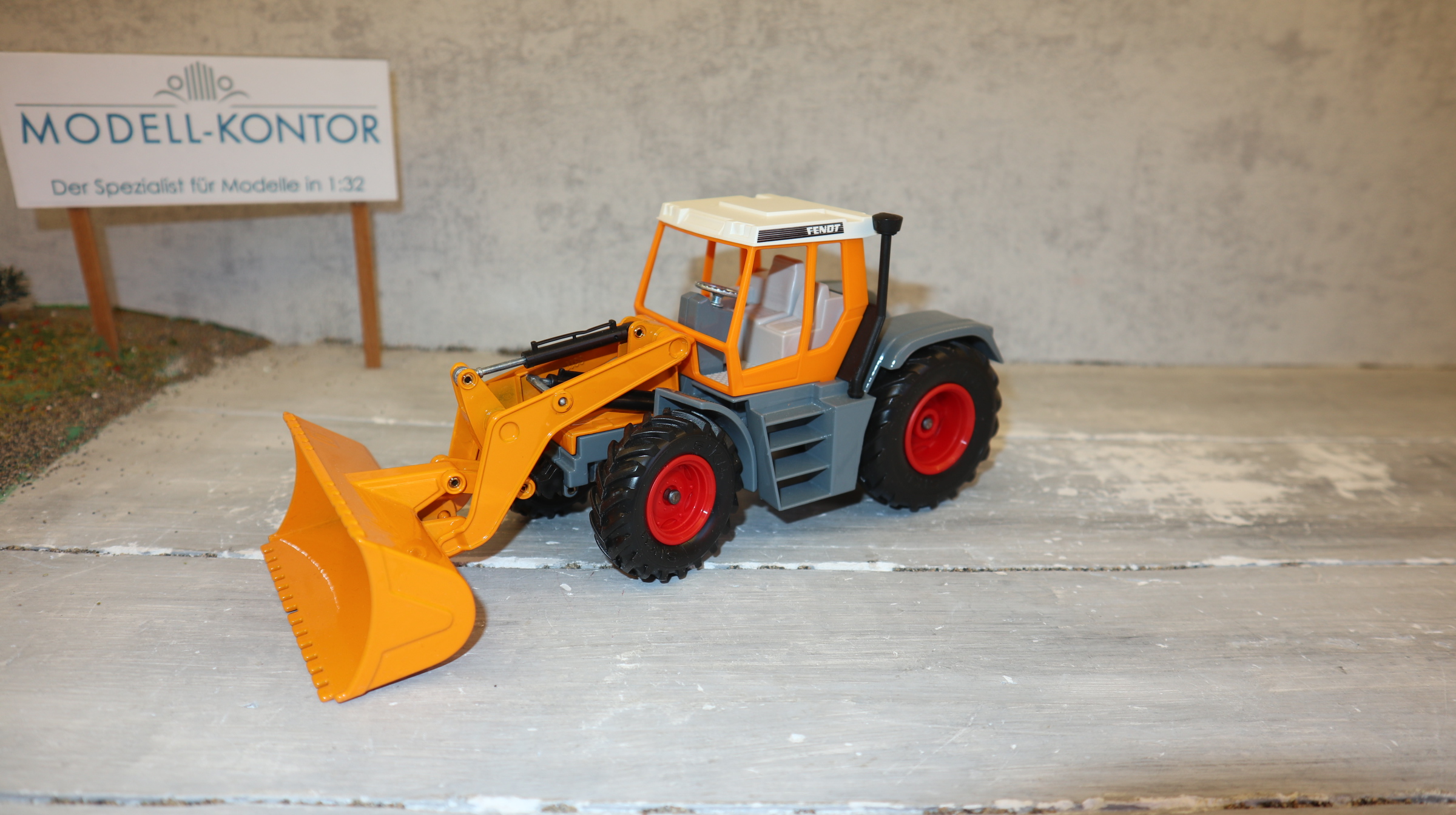 Siku 3551 in 1:32, Fendt Xylon mit Schaufellader in ORANGE, NEU in OVP