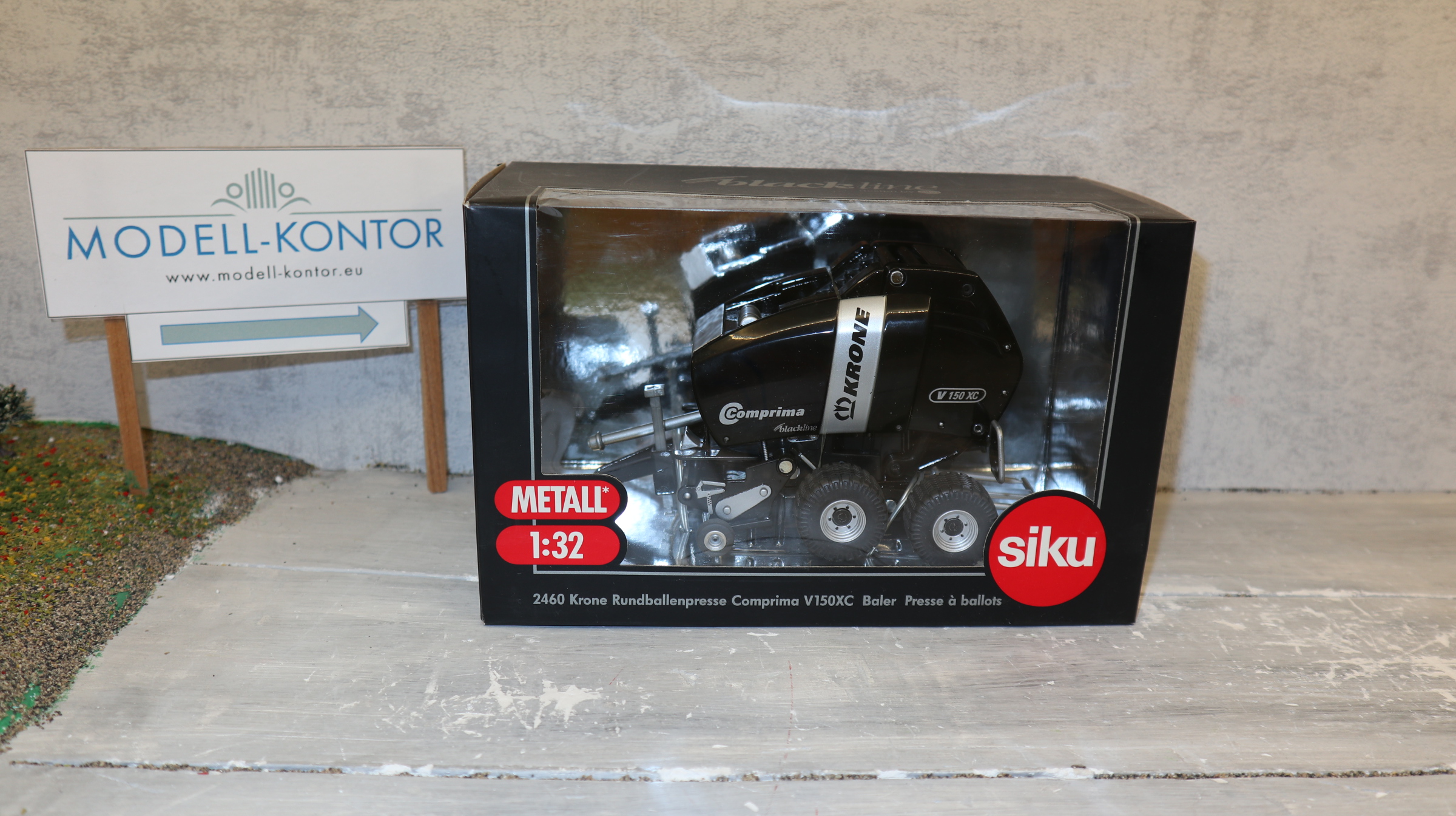 Siku 2460 in 1:32,  Krone Rundballenpresse als Sondermodell Blackline, NEU in OVP