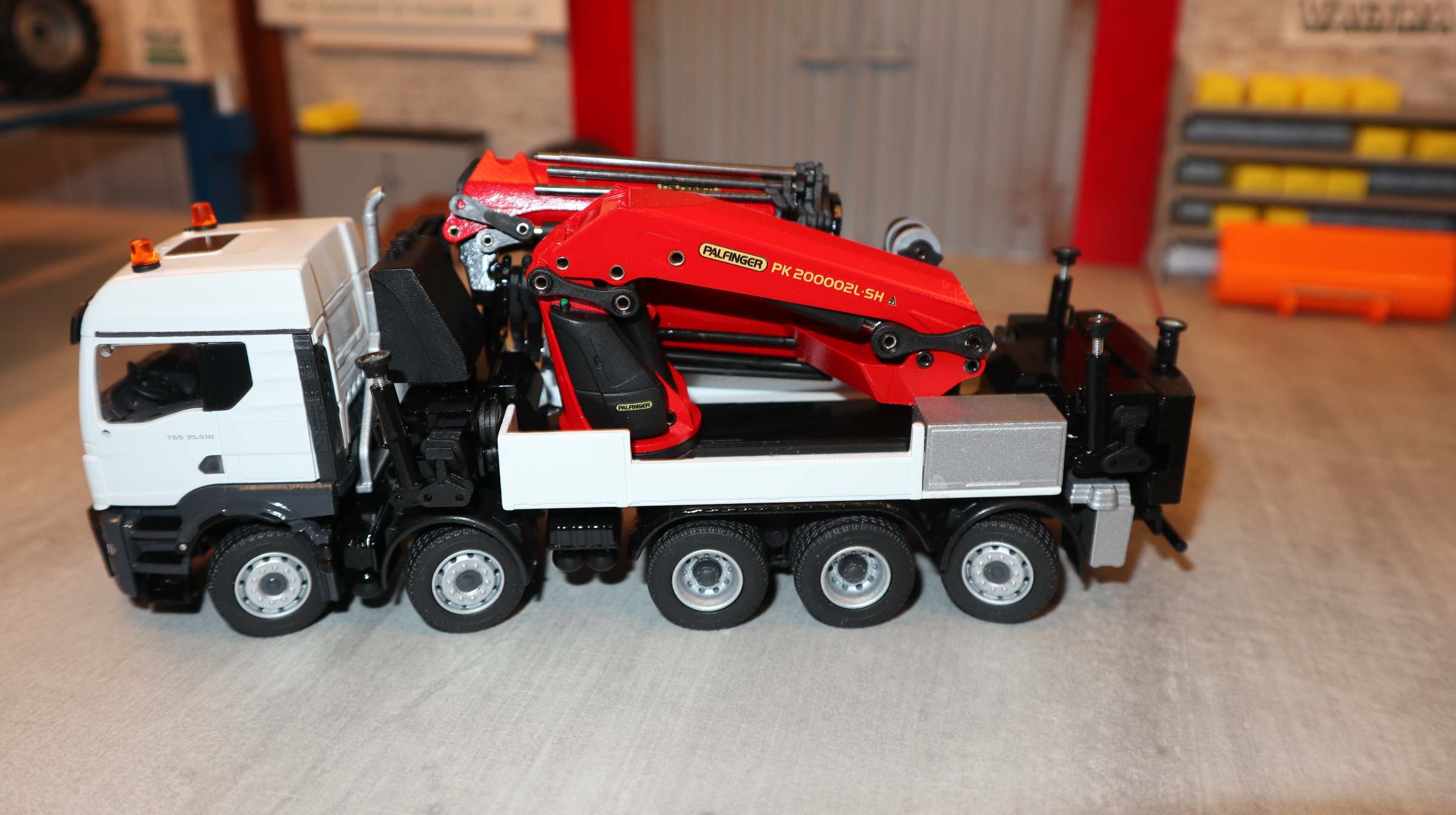Conrad 81224-0 in 1:50,  MAN weiß 5-Achser mit PALFINGER PK 200002L SH, NEU in OVP