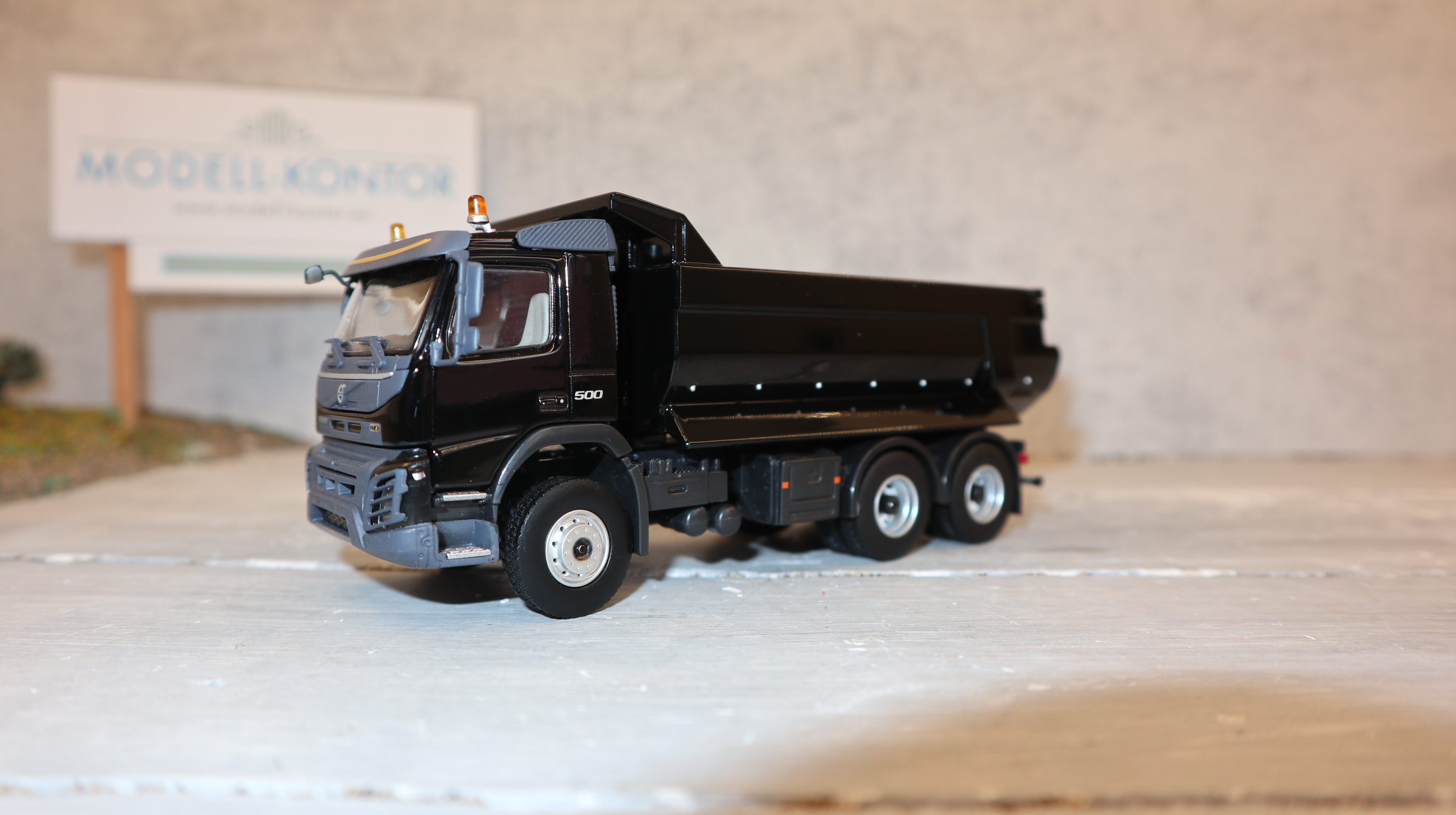 AUTOART 300089 in 1:50, VOLVO FMX 3-Achs-Kipper Sondermodell Blackline,  nur 750 Stück, NEU in OVP