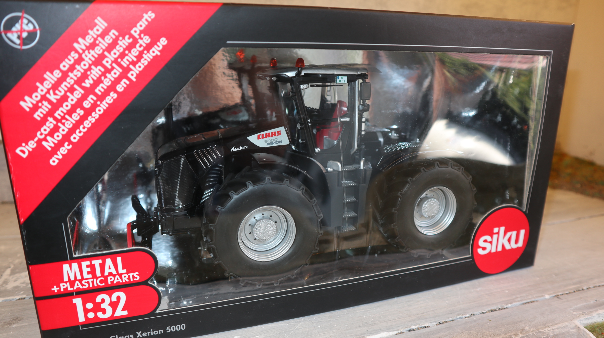 Siku 3271 in 1:32, Claas Xerion 5000 Blackline, NEU in OVP