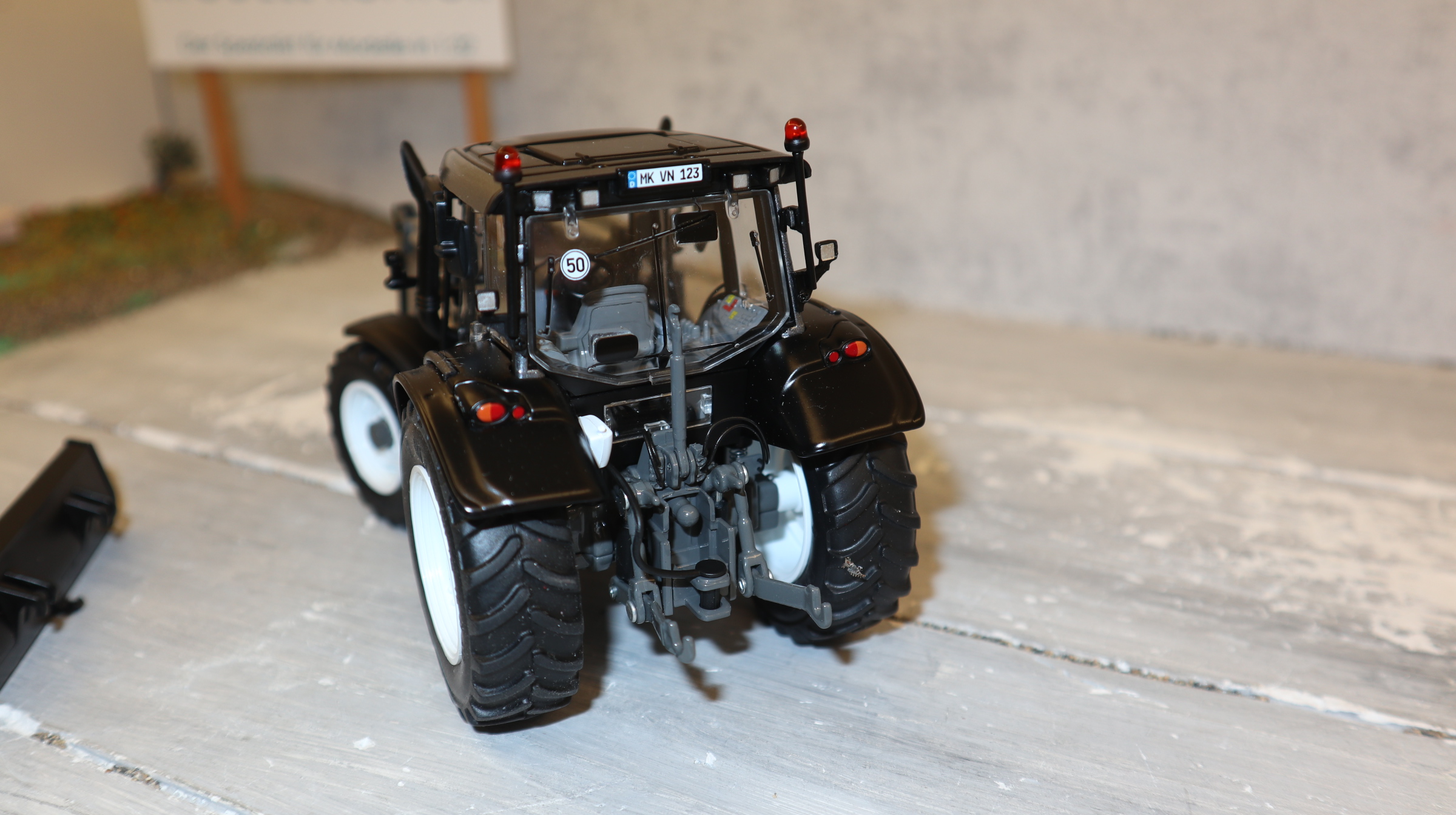 Wiking 077327 in 1:32, VALTRA N123 graumetallic mit Frontlader, NEU in OVP