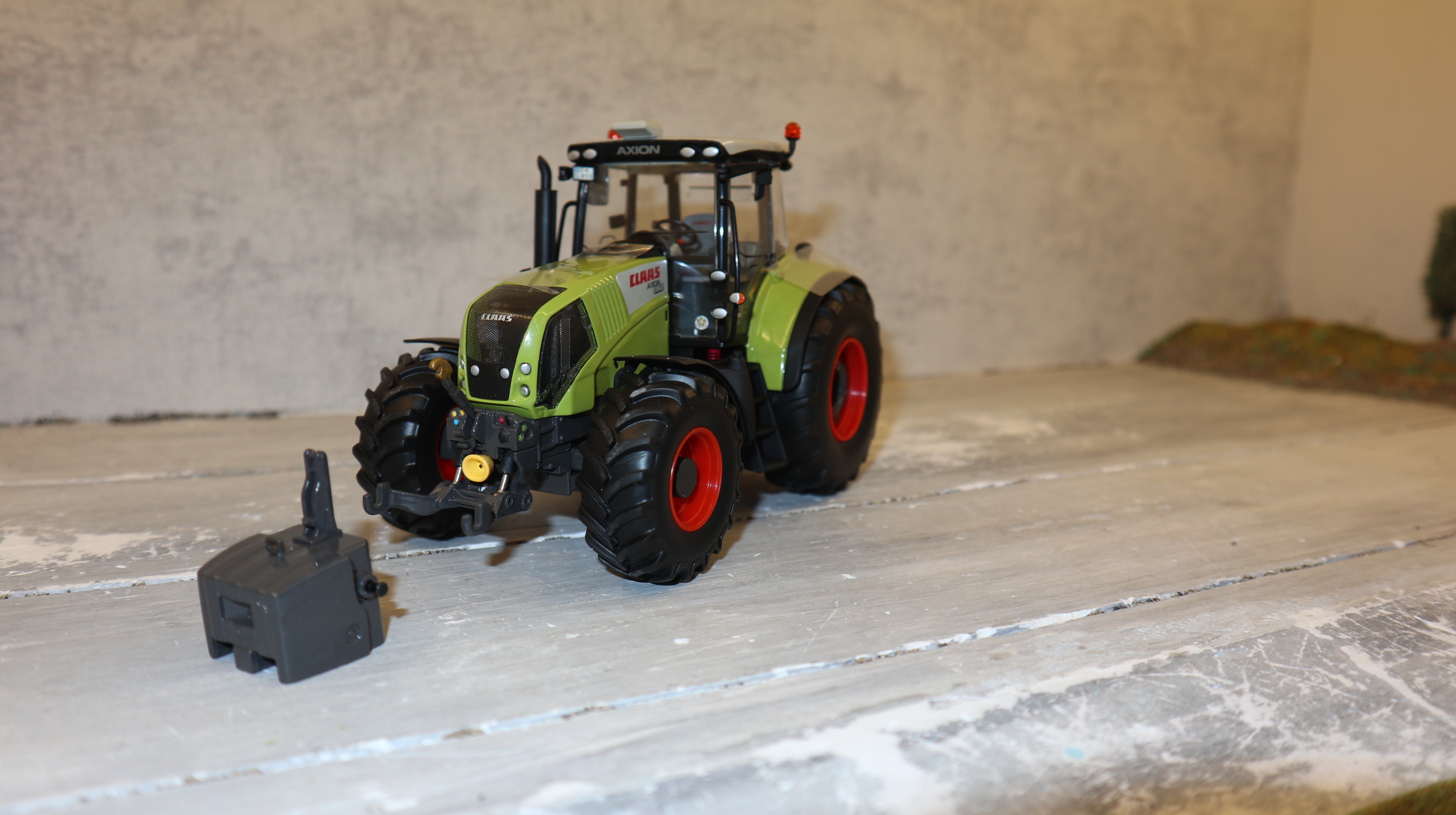 Wiking 077305 in 1:32, Claas Axion 850 mit Frontgewicht,  NEU in OVP