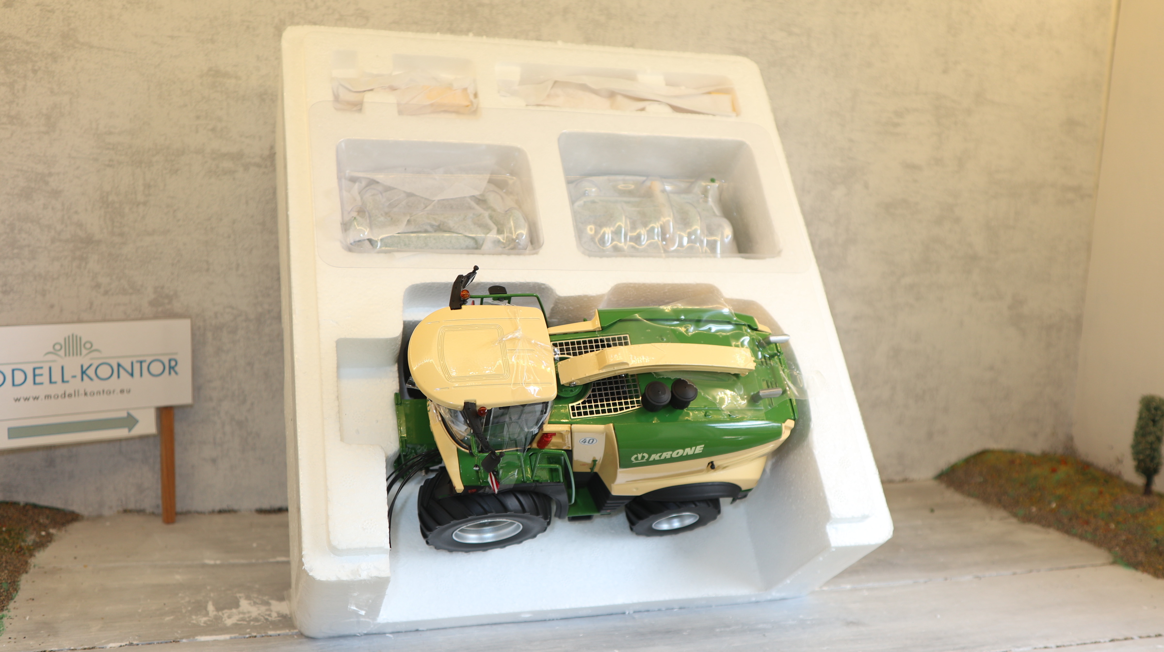 ROS 601666 in 1:32, Krone Big X1180 mit Anbaugeräten, NEU in OVP