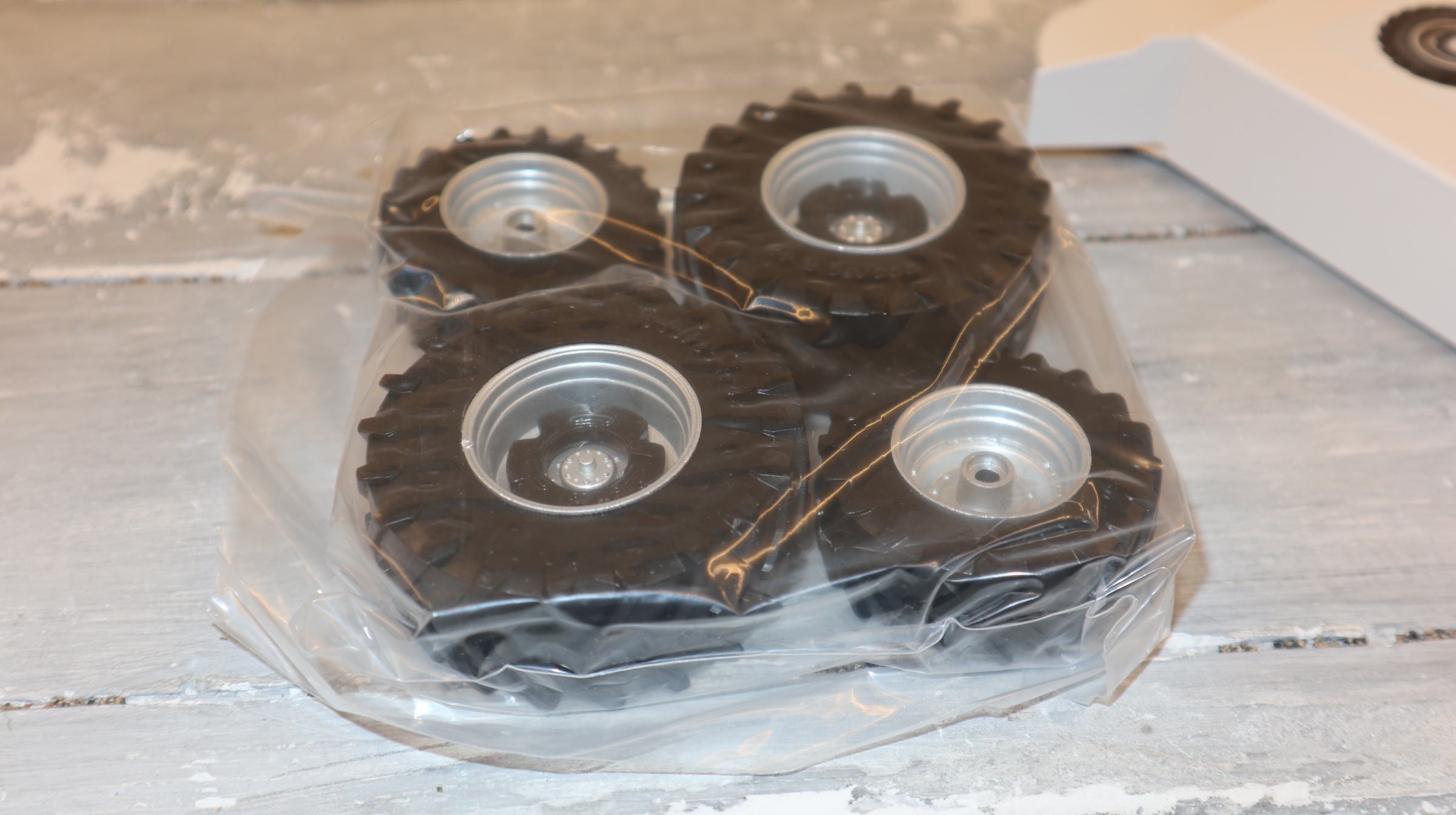 MarGe 2610 in 1:32, Reifen-Set Trelleborg 900-60R42, NEU in OVP