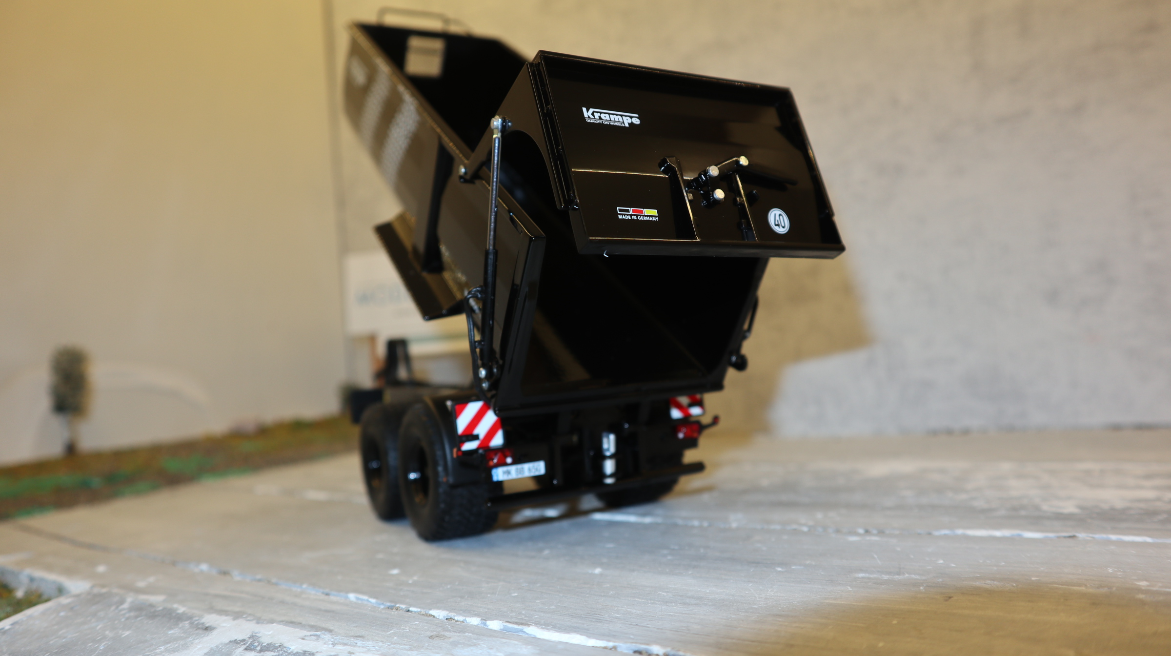 Wiking 077874 in 1:32, Krampe Big Body 650 Black-Edition 2025 NEU in OVP